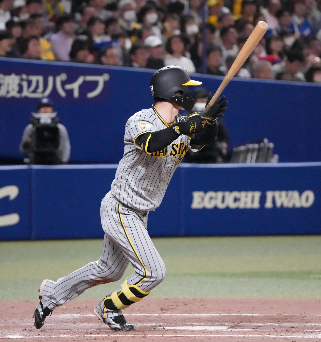 中日対阪神　4回表阪神1死満塁、中2点適時二塁打を放つ中野（撮影・森本幸一）