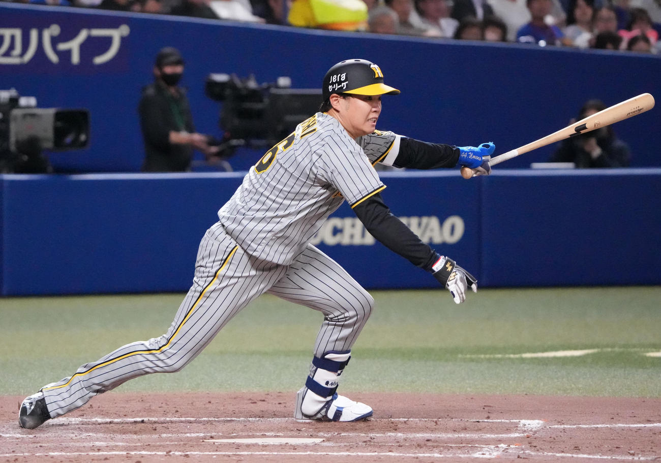 中日対阪神　4回表阪神無死満塁、右前適時打を放つ西勇（撮影・森本幸一）