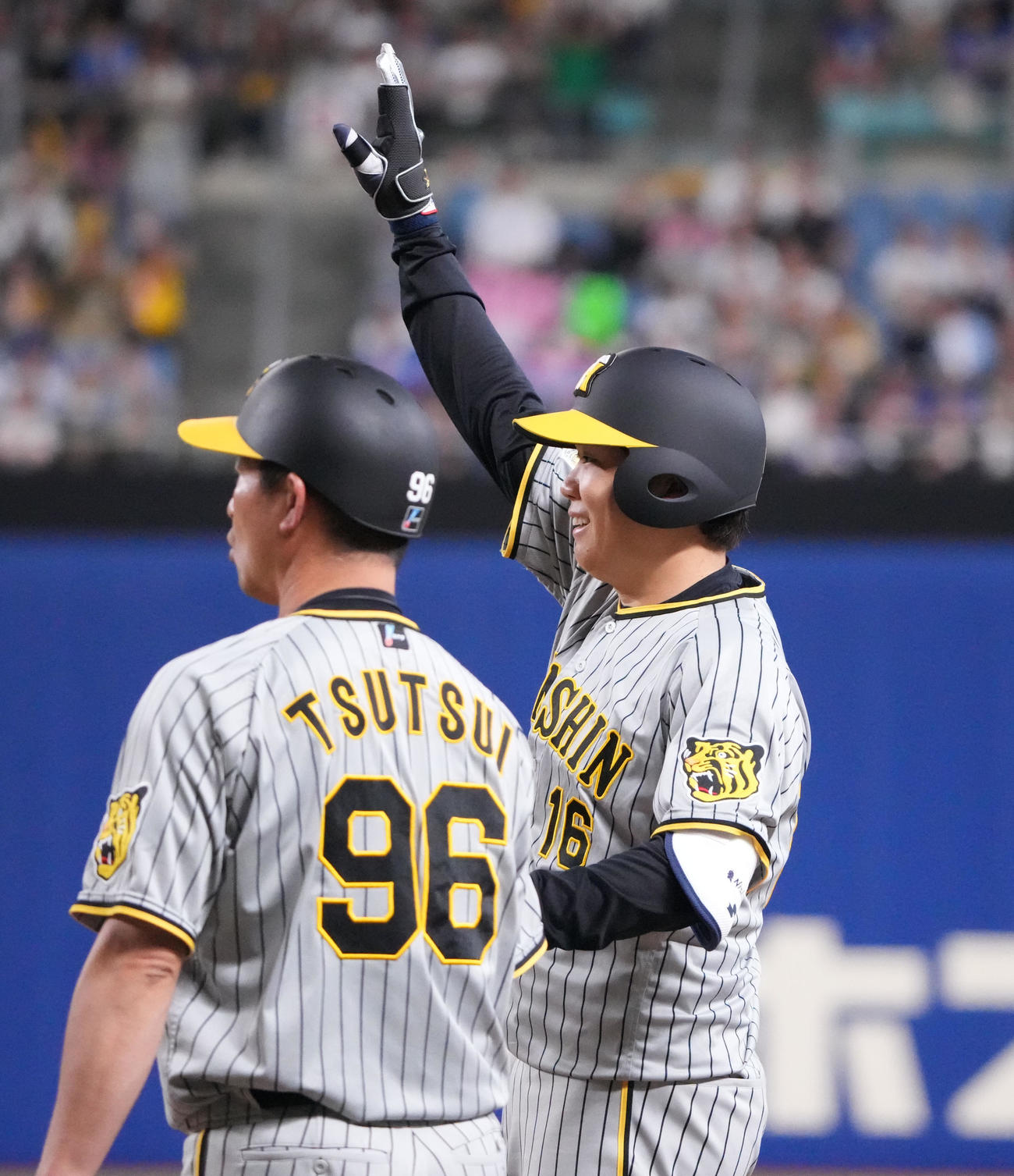 中日対阪神　4回表阪神無死満塁、右前適時打を放った西勇（右）（撮影・森本幸一）