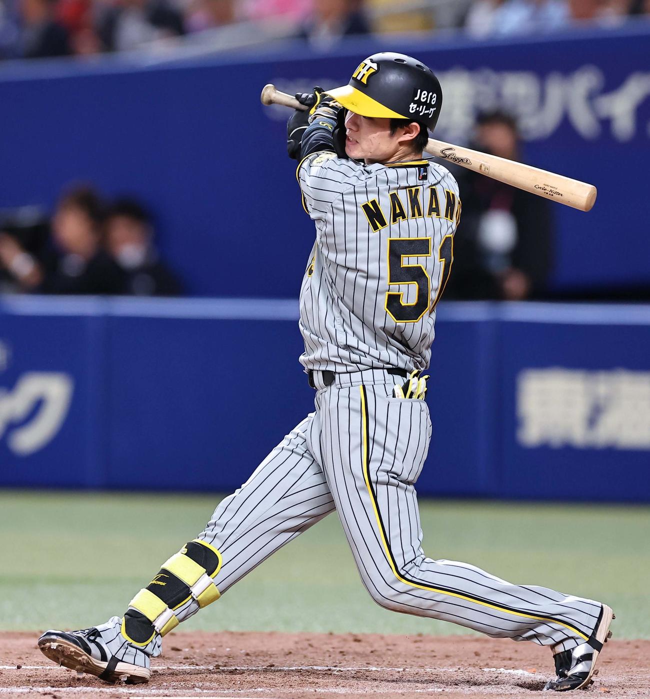阪神対中日　4回表阪神1死満塁、中野は左中間へ2点適時二塁打を放つ（撮影・上田博志）