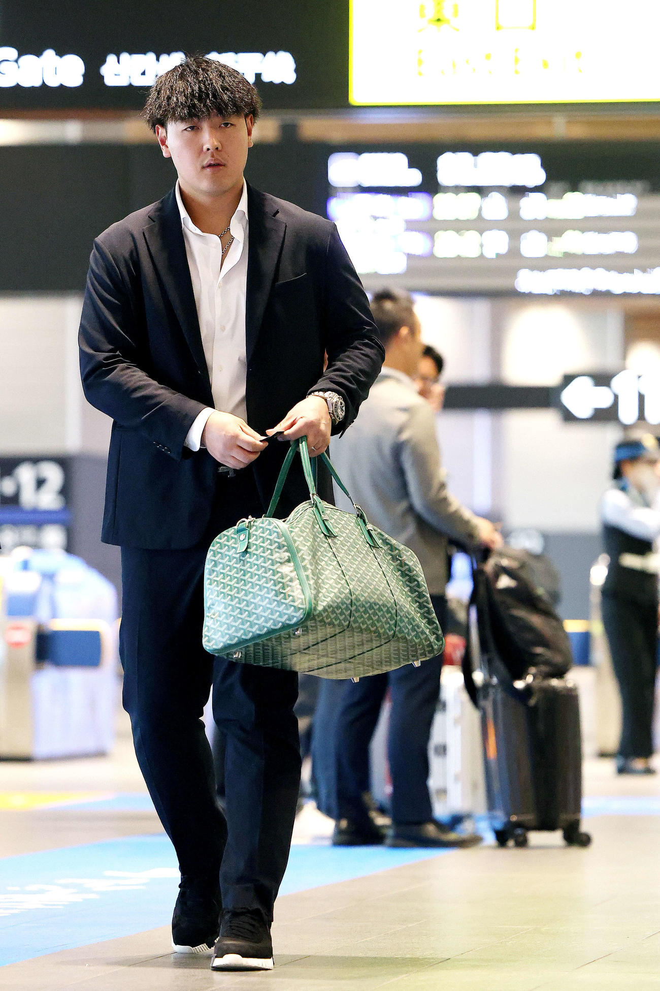 広島に移動する巨人岡本和（撮影・河田真司）