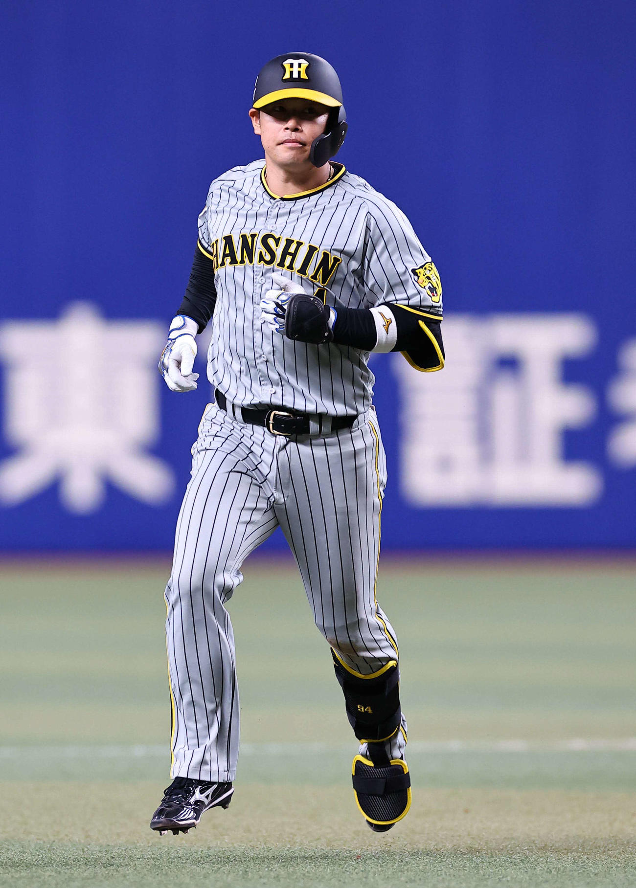 阪神対中日　6回表阪神1死一、二塁、原口は左越え3点本塁打を放つ（撮影・上田博志）