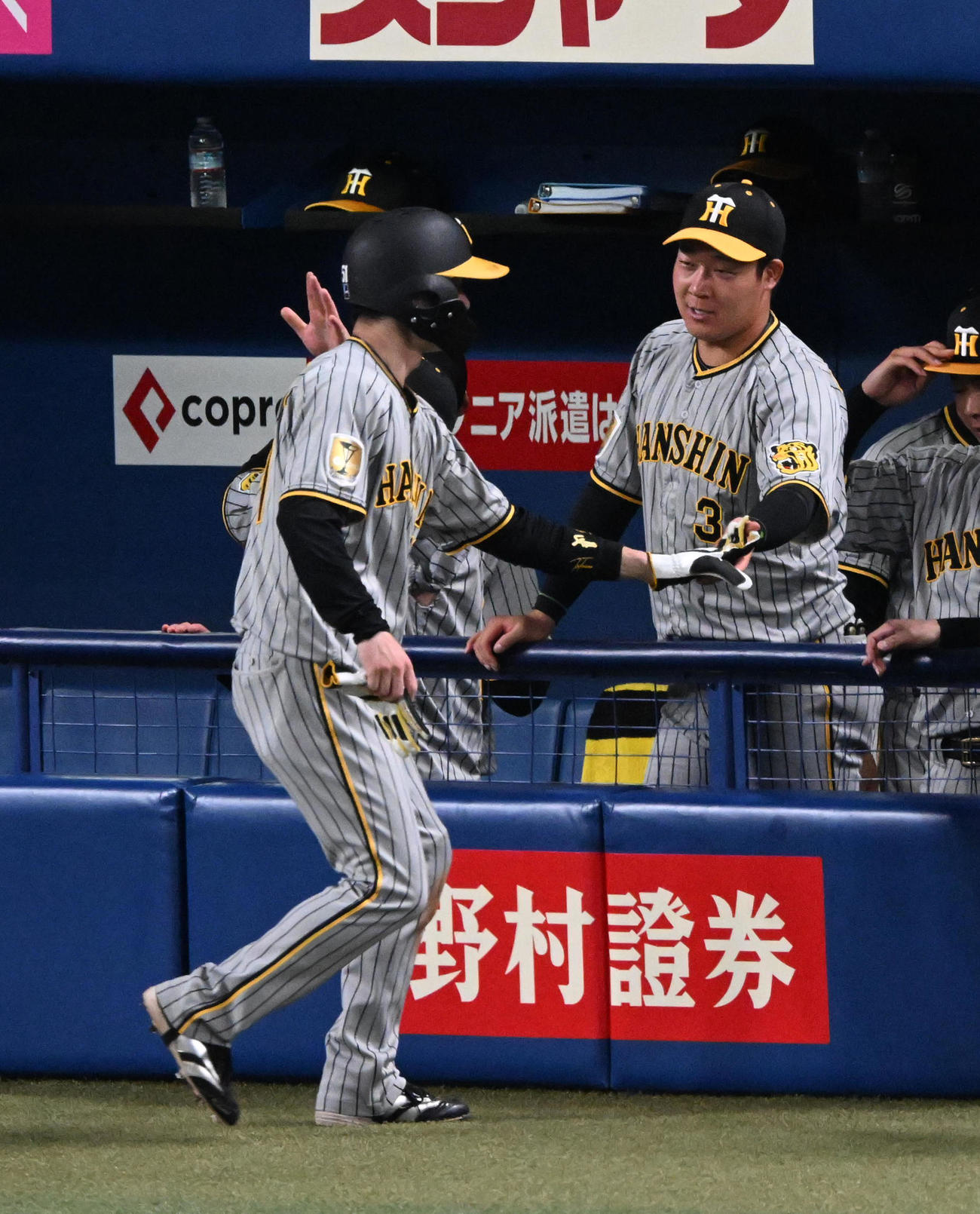中日対阪神　4回、中適時2点二塁打を放った中野（左）を迎える大山（撮影・前岡正明）
