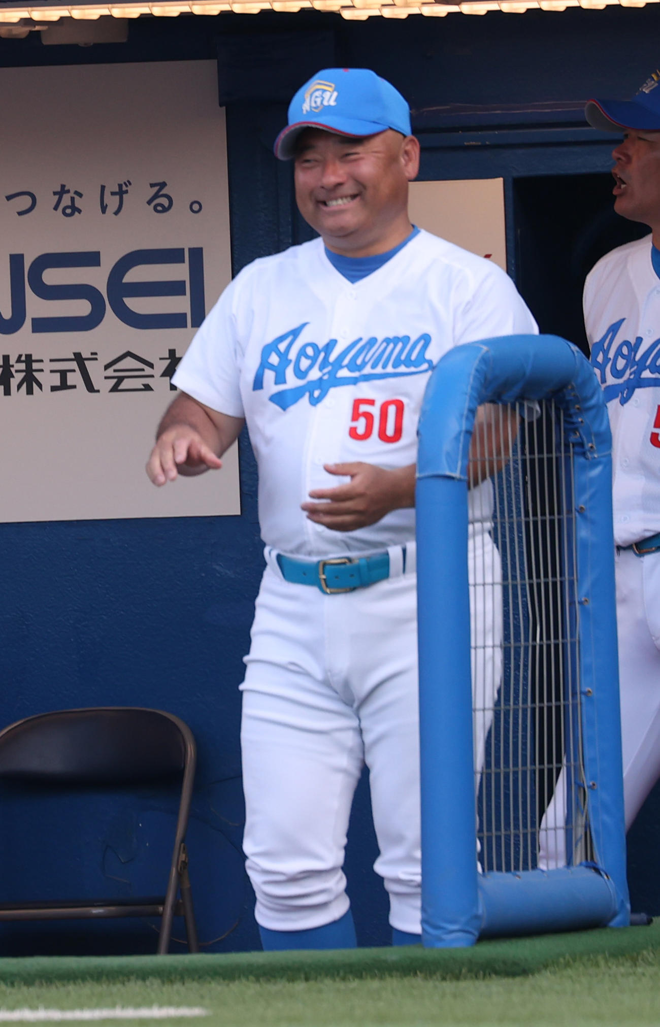 日大対青学大　4回裏青学大無死、小田の右中間本塁打に喜ぶ安藤監督（撮影・柴田隆二）