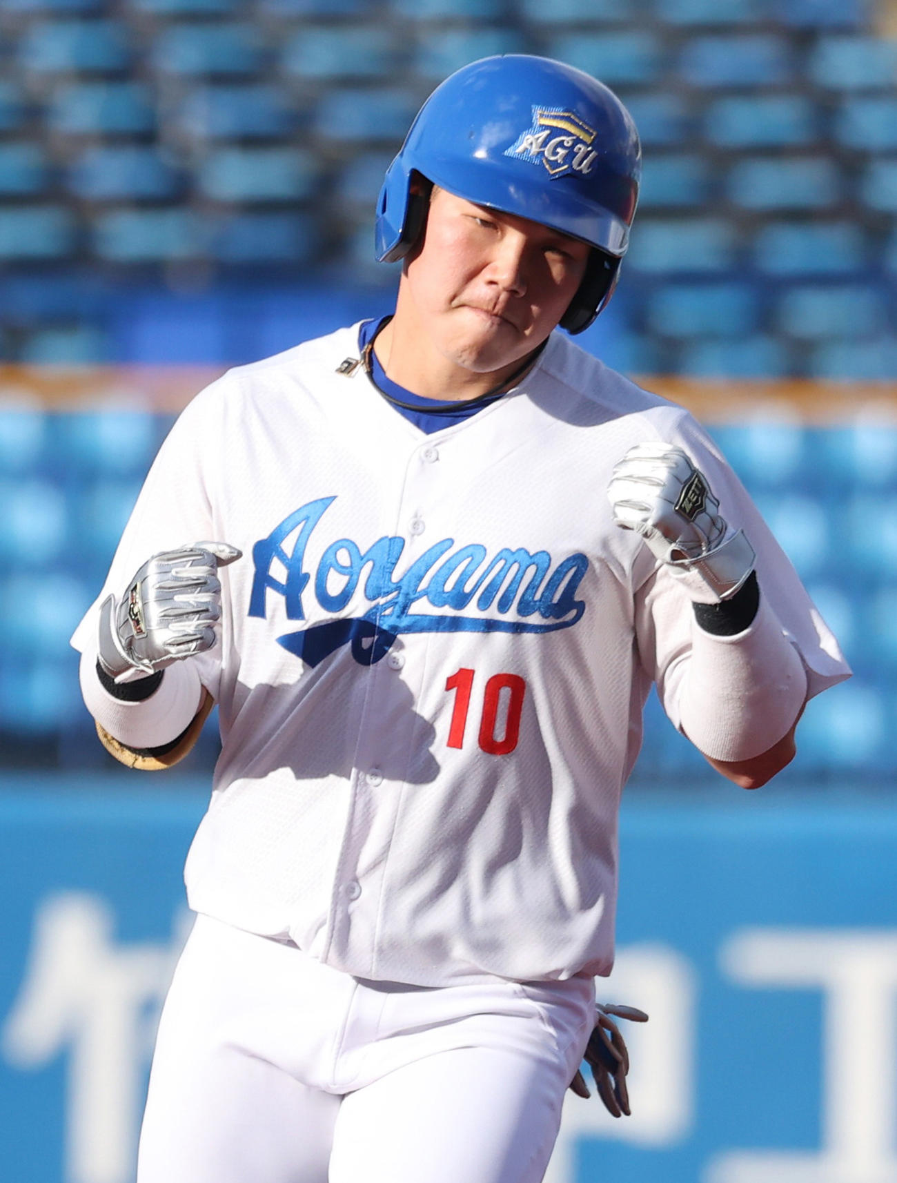 日大対青学大　4回裏青学大無死、小田は右中間に本塁打を放ちガッツポーズする（撮影・柴田隆二）