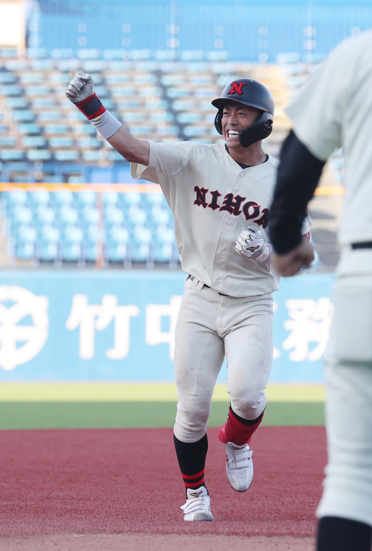 日大対青学大　8回表日大無死、谷端は右中間に本塁打を放ちガッツポーズする（撮影・柴田隆二）
