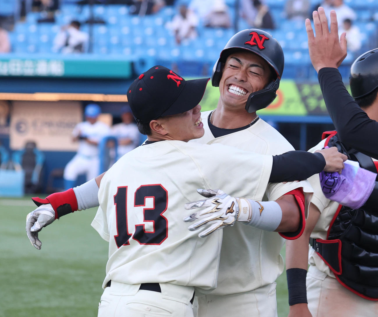 日大対青学大　8回表日大無死、谷端（右）は右中間に本塁打を放ちナインと抱き合う（撮影・柴田隆二）