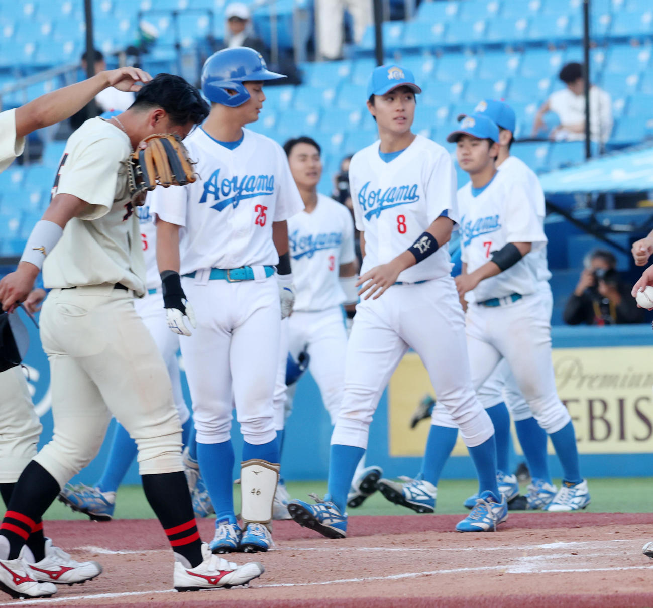 日大対青学大　決勝本塁打の日大・谷端（左端）は勝利に涙を流す（撮影・柴田隆二）