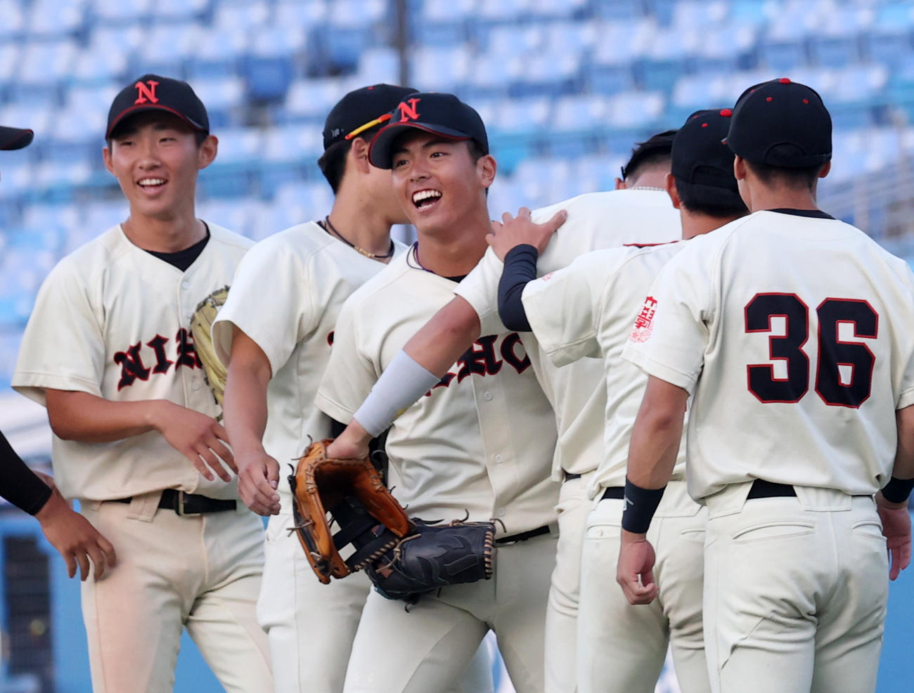 日大対青学大　5回から登板し勝利投手になった山内翔（中央）はナインと喜び合う（撮影・柴田隆二）