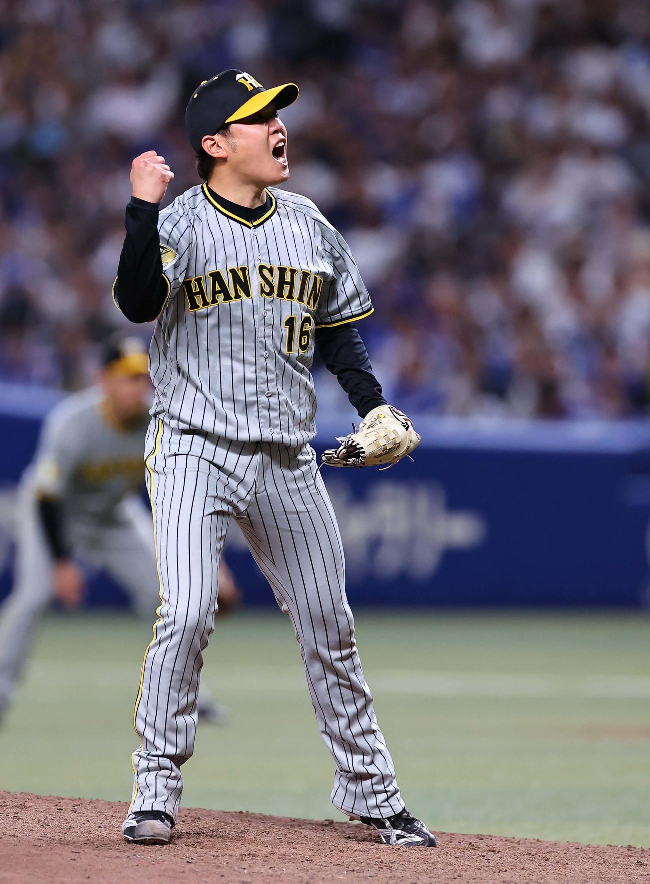 阪神対中日　5回裏中日2死二、三塁、石川昂から三振を奪いガッツポーズをする西勇（撮影・上田博志）