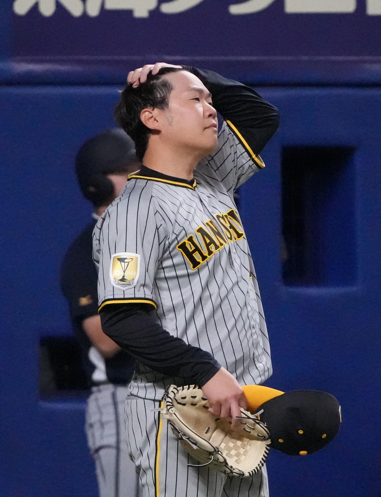 中日対阪神　5回裏中日1死一、二塁、大島に右前適時打を打たれ渋い表情の西勇（撮影・森本幸一）