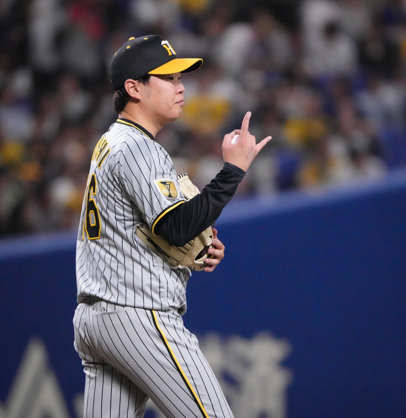 中日対阪神　5回裏中日1死一、二塁、細川を左飛に仕留め野手に声をかける西勇（撮影・森本幸一）