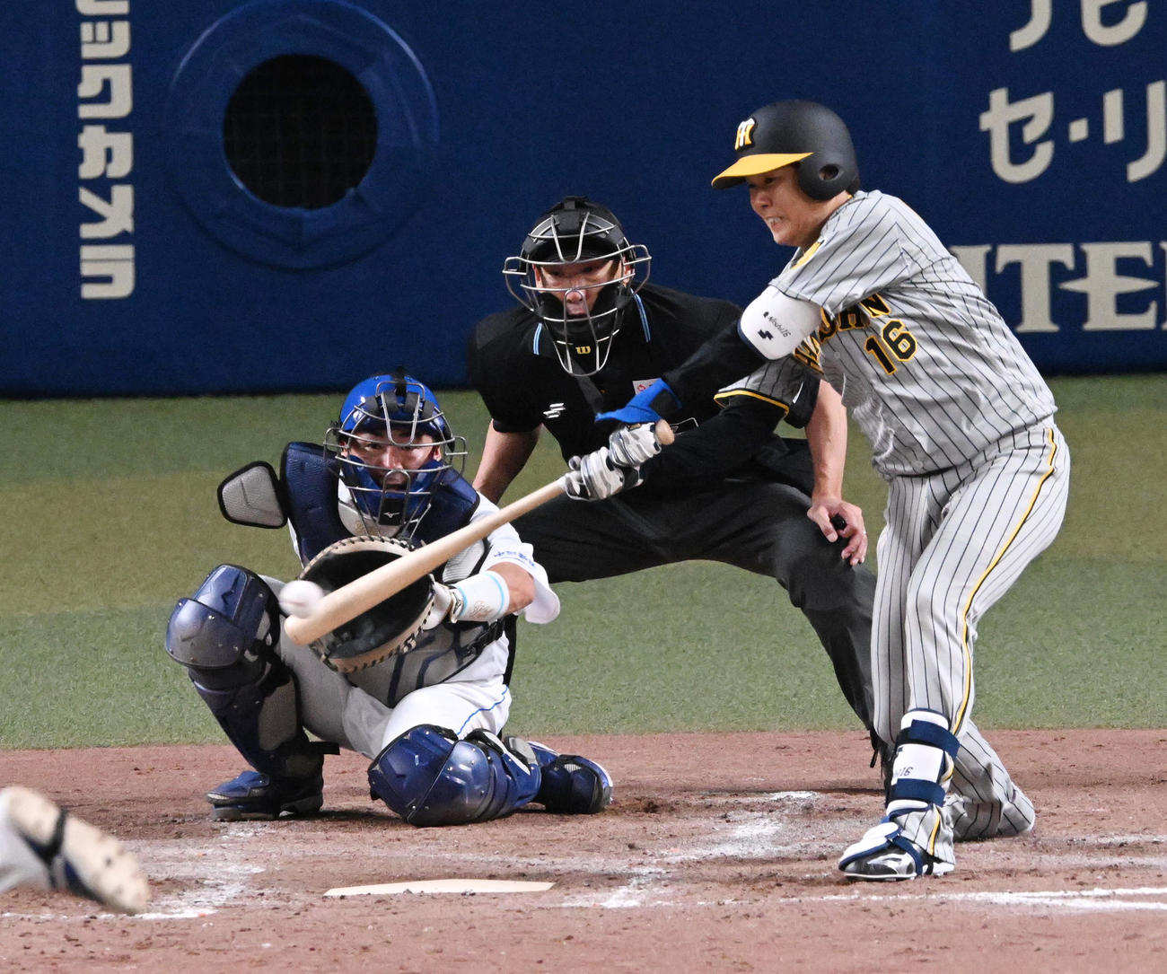 中日対阪神　4回表阪神無死満塁、西勇は右前適時打を放つ（撮影・前岡正明）