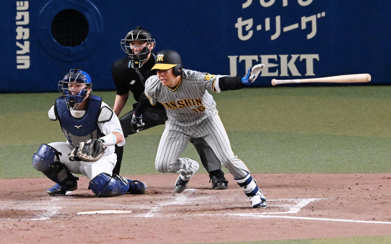 中日対阪神　4回表阪神無死満塁、西勇は右前適時打を放つ（撮影・前岡正明）
