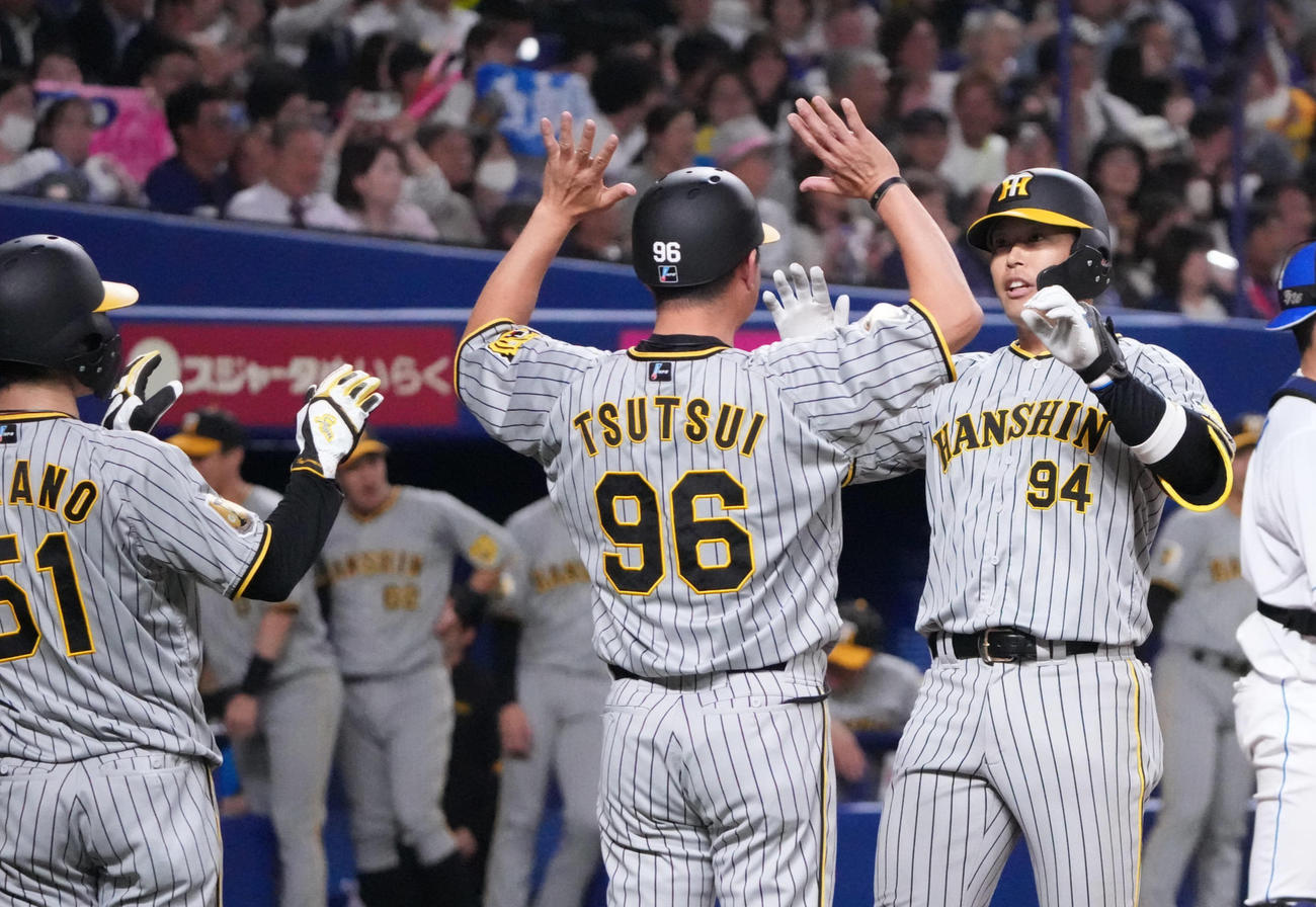 中日対阪神　6回表阪神1死一、二塁、左越え3点本塁打を放った原口（右）（撮影・森本幸一）