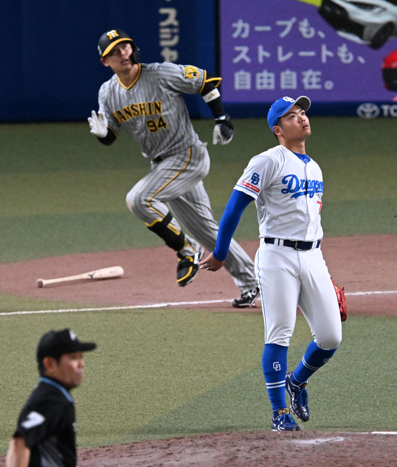 中日対阪神　6回表阪神1死一、二塁、原口に左越え3点本塁打を打たれ打球の方向を見る根尾（撮影・前岡正明）