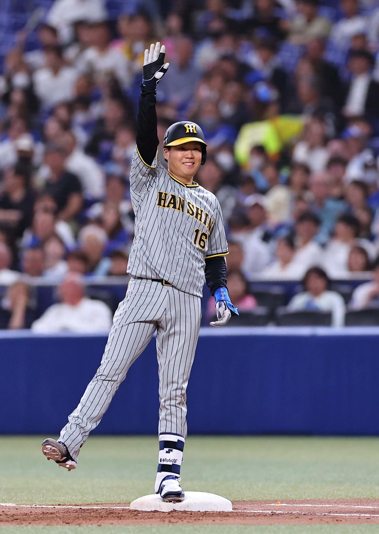 阪神対中日　4回表阪神無死満塁、適時打を放った西勇は笑顔でポーズを決める（撮影・上田博志）