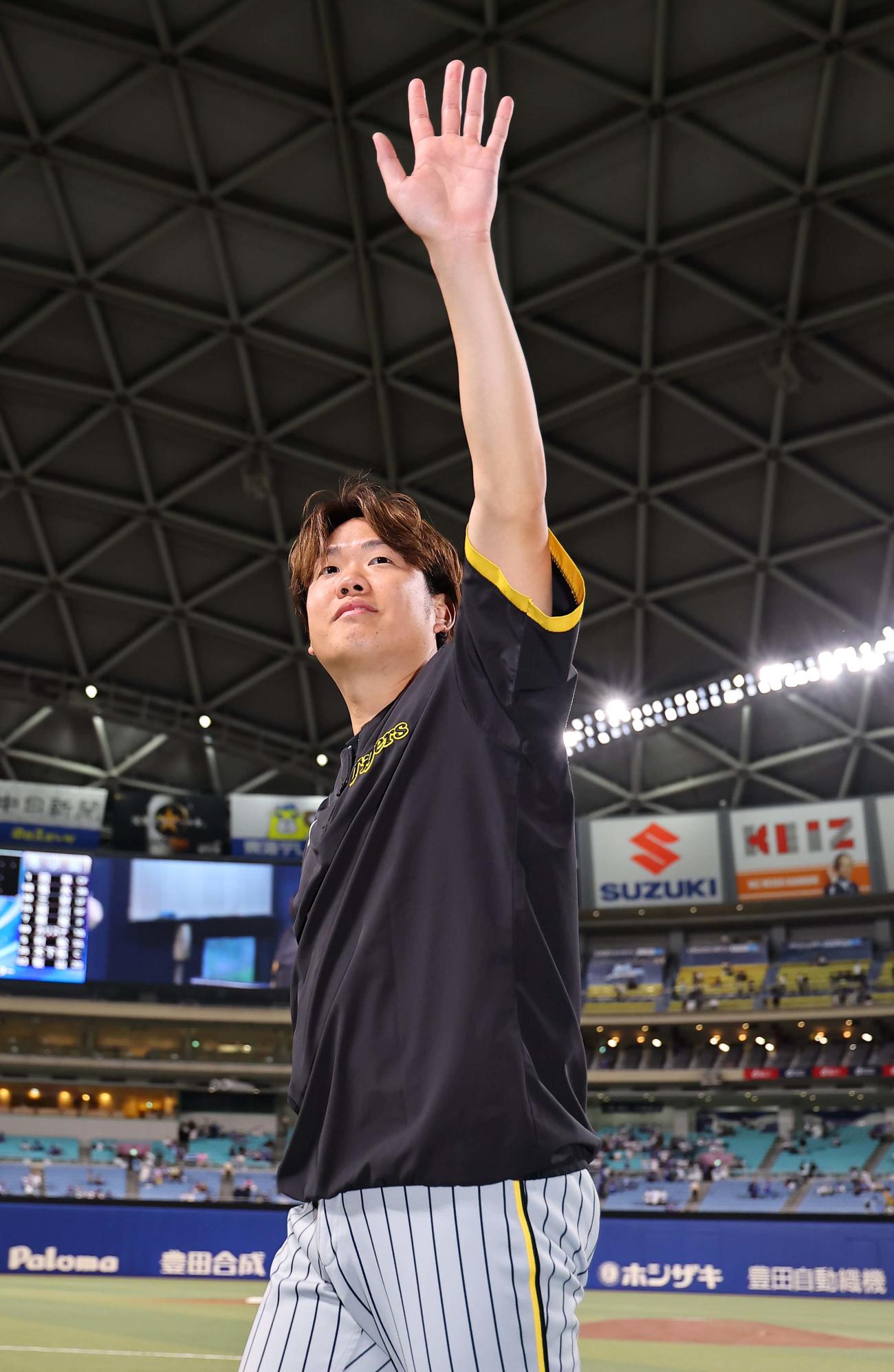 阪神対中日　ヒーローインタビューを終えファンの歓声に手を上げて応える阪神西勇輝（撮影・上田博志）