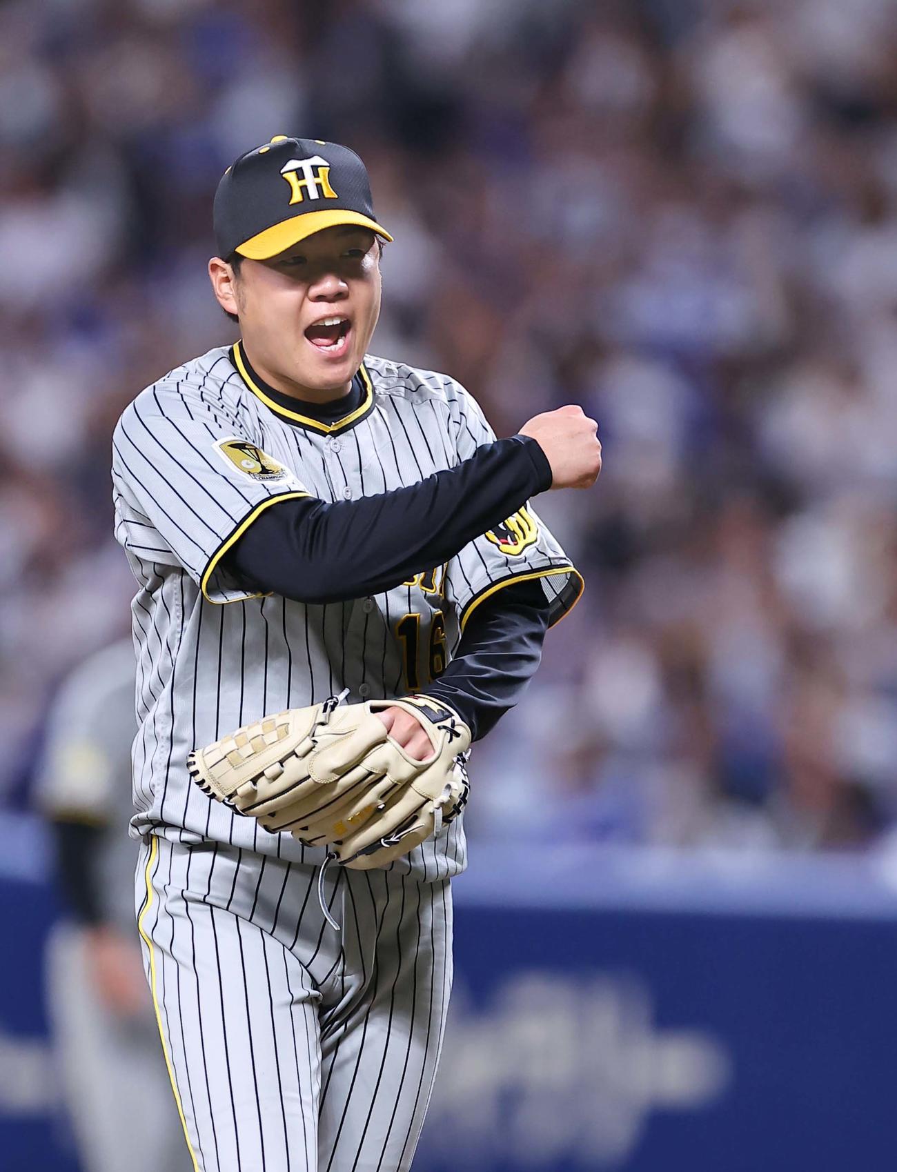 阪神対中日　5回裏中日2死二、三塁、石川から三振を奪いガッツポーズをする西勇（撮影・上田博志）