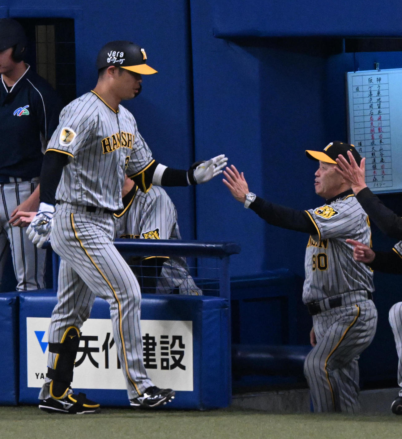 中日対阪神　6回表阪神1死一、二塁、左越え3点本塁打を放った原口（左）を迎える岡田彰布監督（撮影・前岡正明）