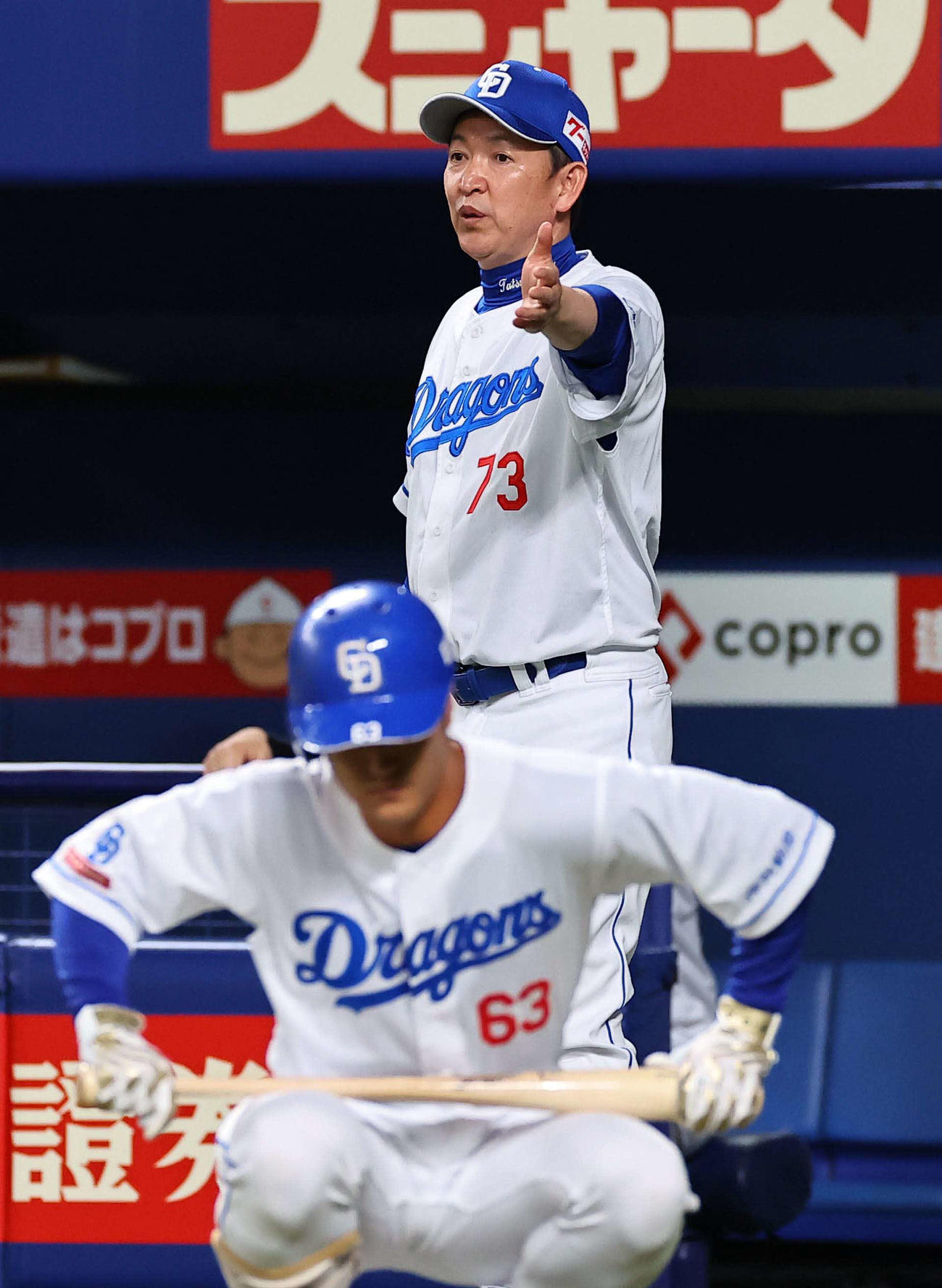 中日対阪神　選手交代を告げる立浪監督（撮影・上田博志）