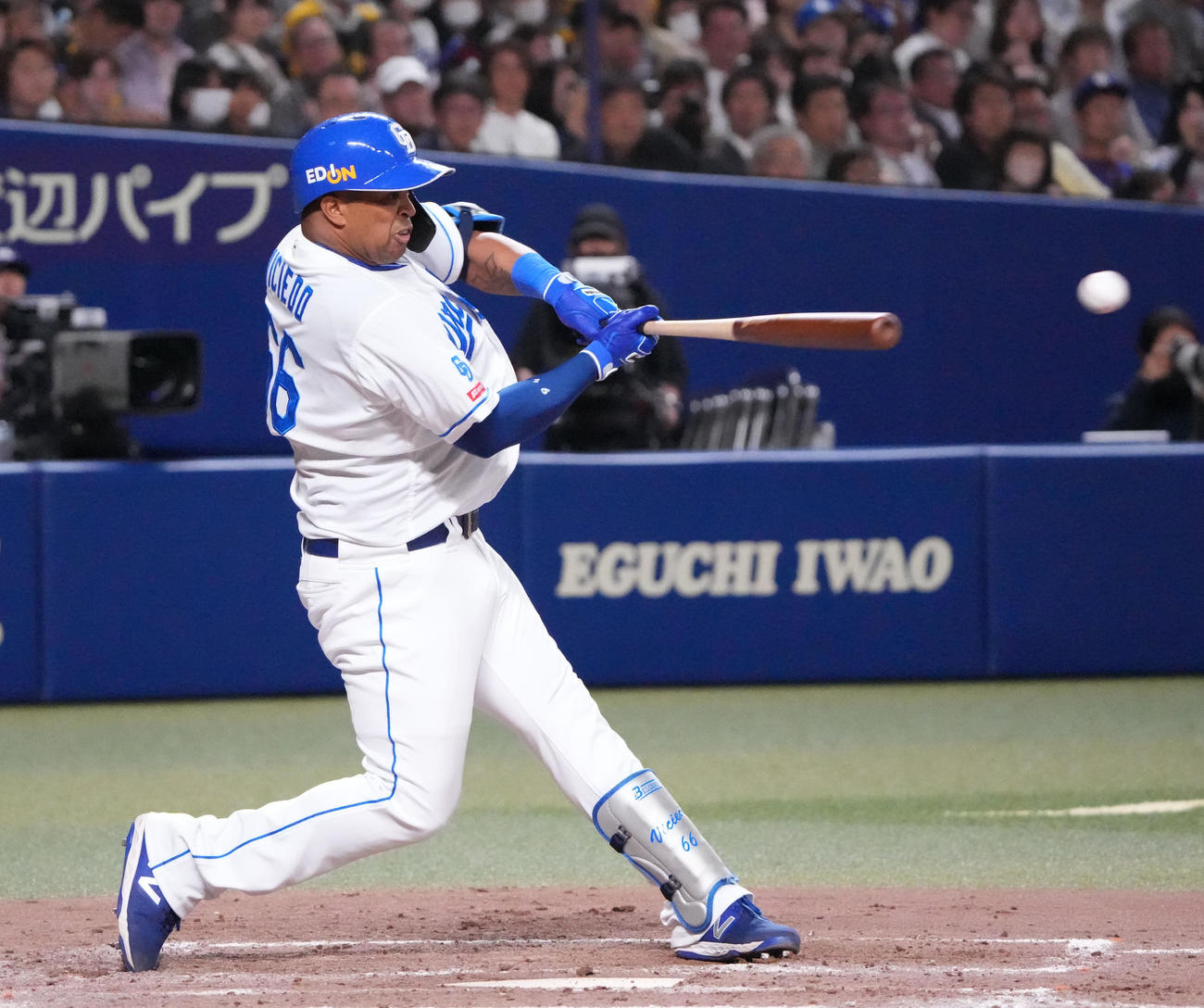中日対阪神　4回裏中日2死一塁、中前打を放つビシエド（撮影・森本幸一）