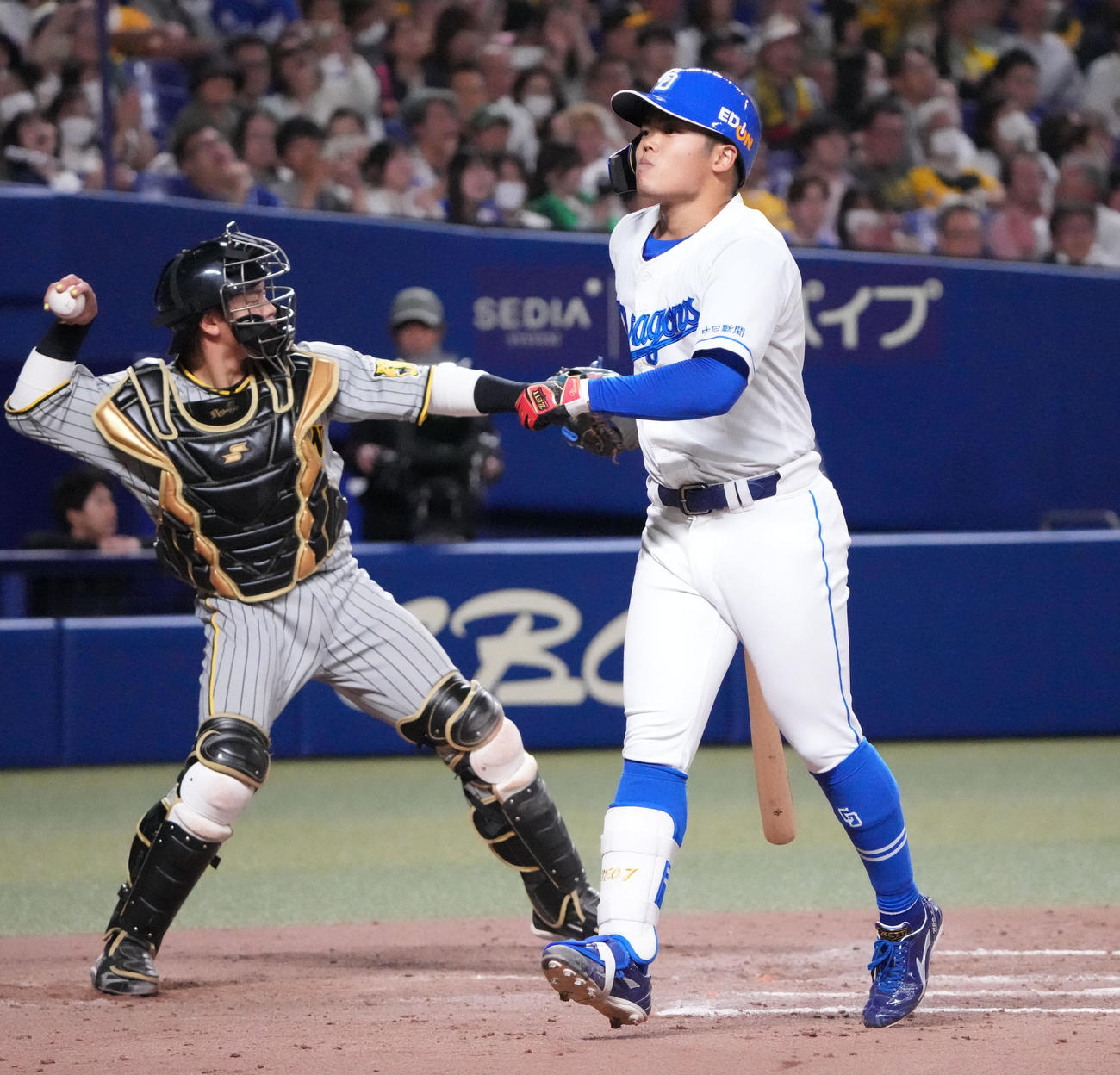 中日対阪神　8回裏中日1死、三振に倒れる根尾（右）（撮影・森本幸一）