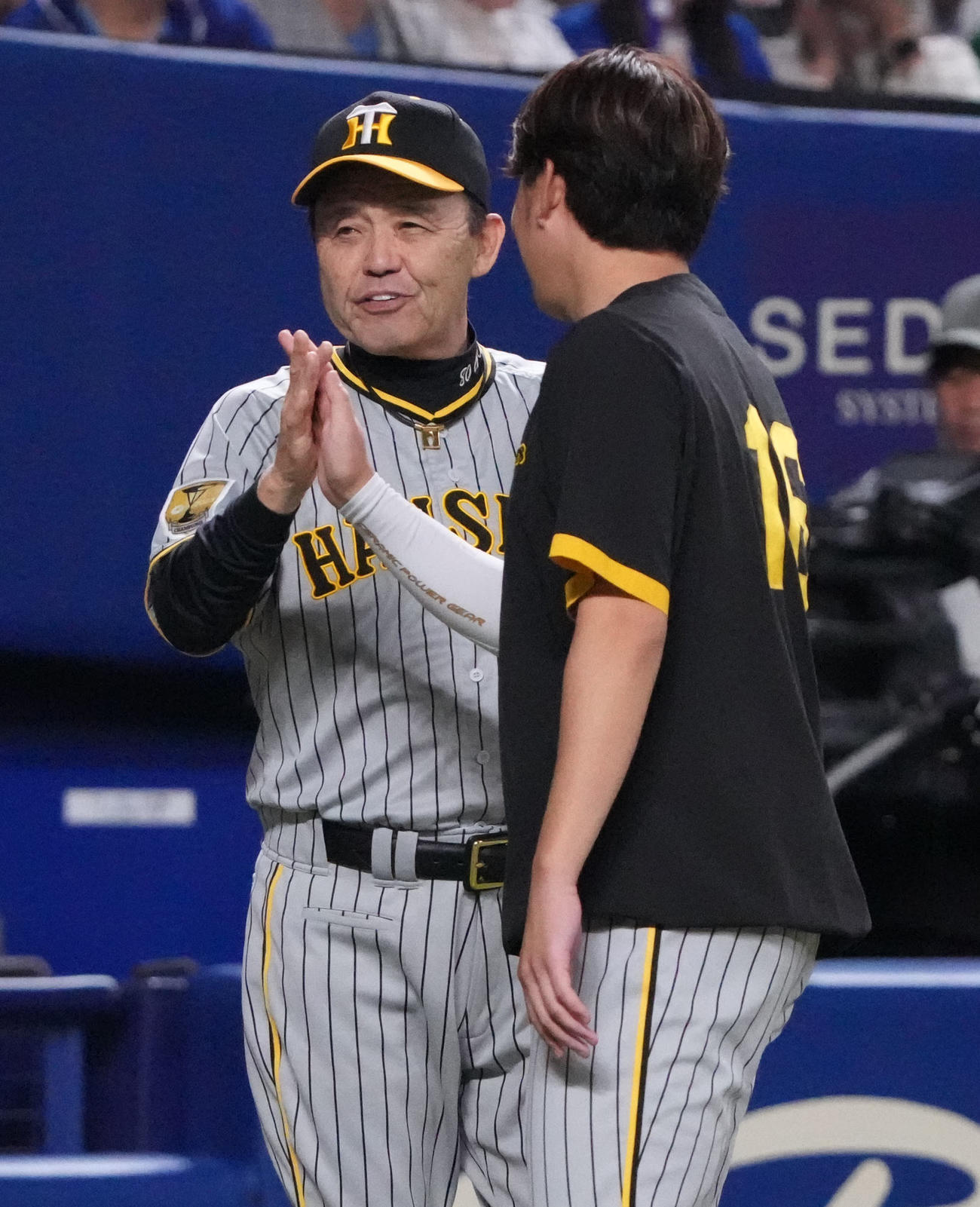 中日対阪神　試合終了、今季初勝利の西勇（右）とタッチを交わす岡田監督（撮影・森本幸一）