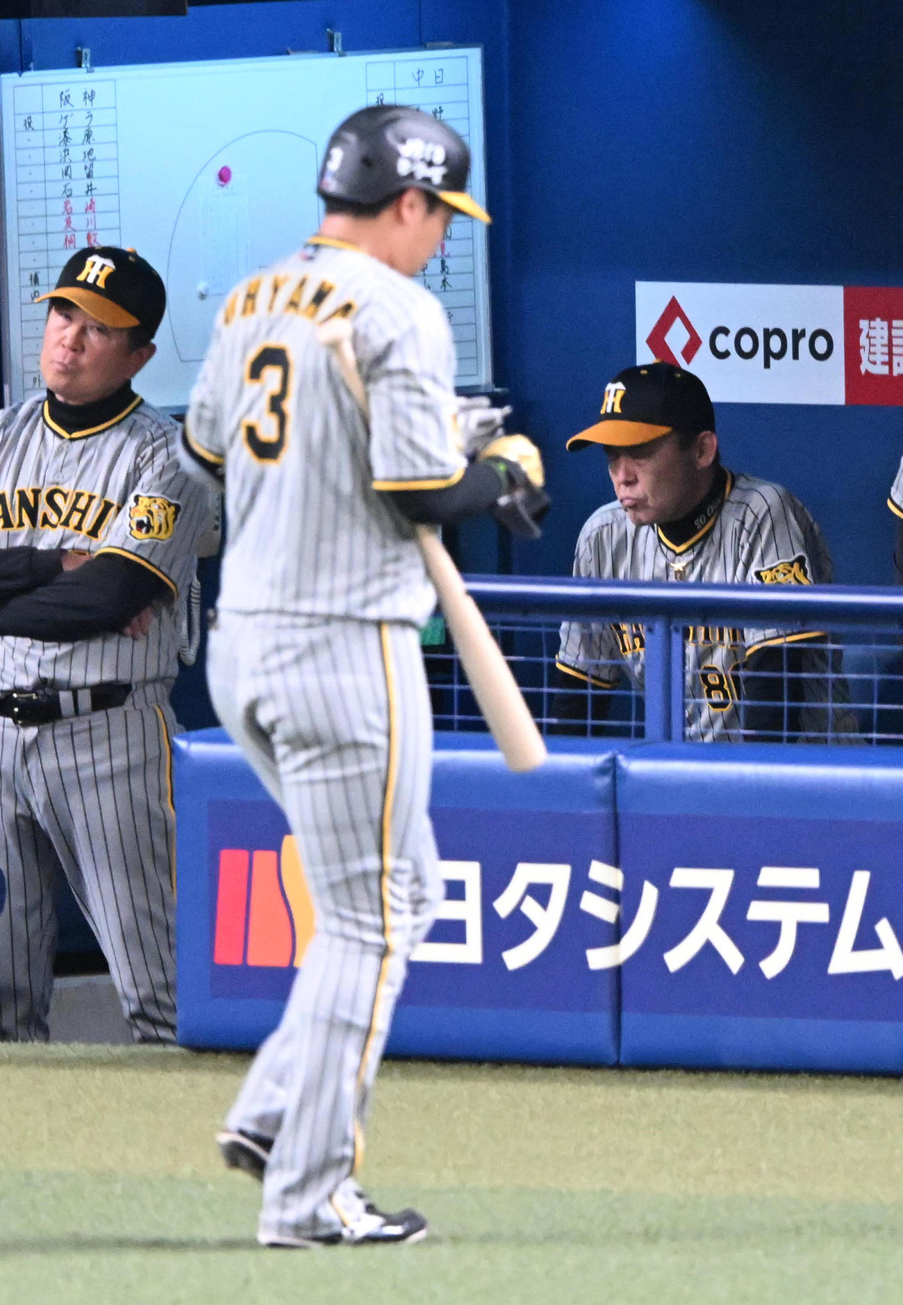 中日対阪神　8回表阪神1死一塁、大山（左）が空振り三振に倒れ厳しい表情の岡田監督（撮影・前岡正明）