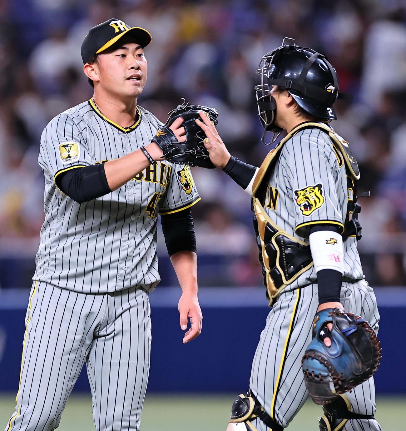 阪神対中日　中日に勝ち梅野（右）とグラブタッチする桐敷（撮影・上田博志）