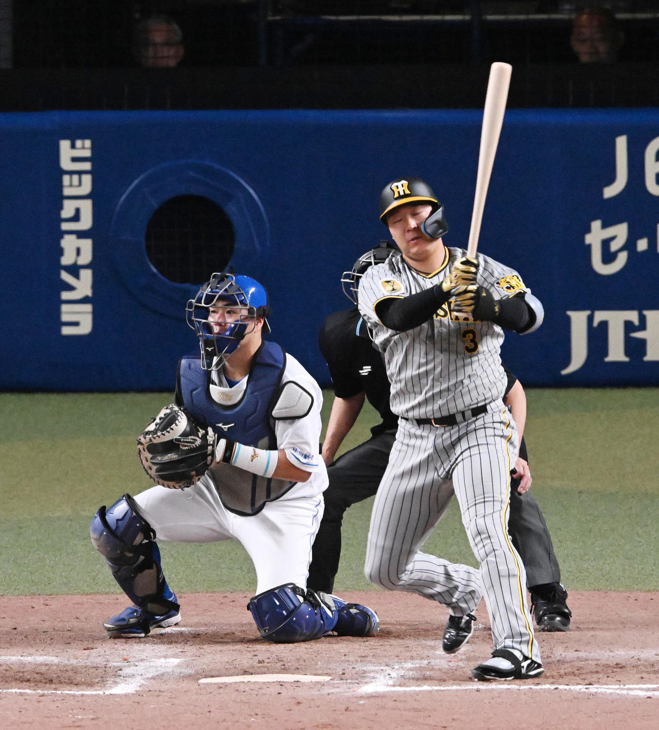 中日対阪神　8回表阪神1死一塁、大山は空振り三振に倒れる（撮影・前岡正明）