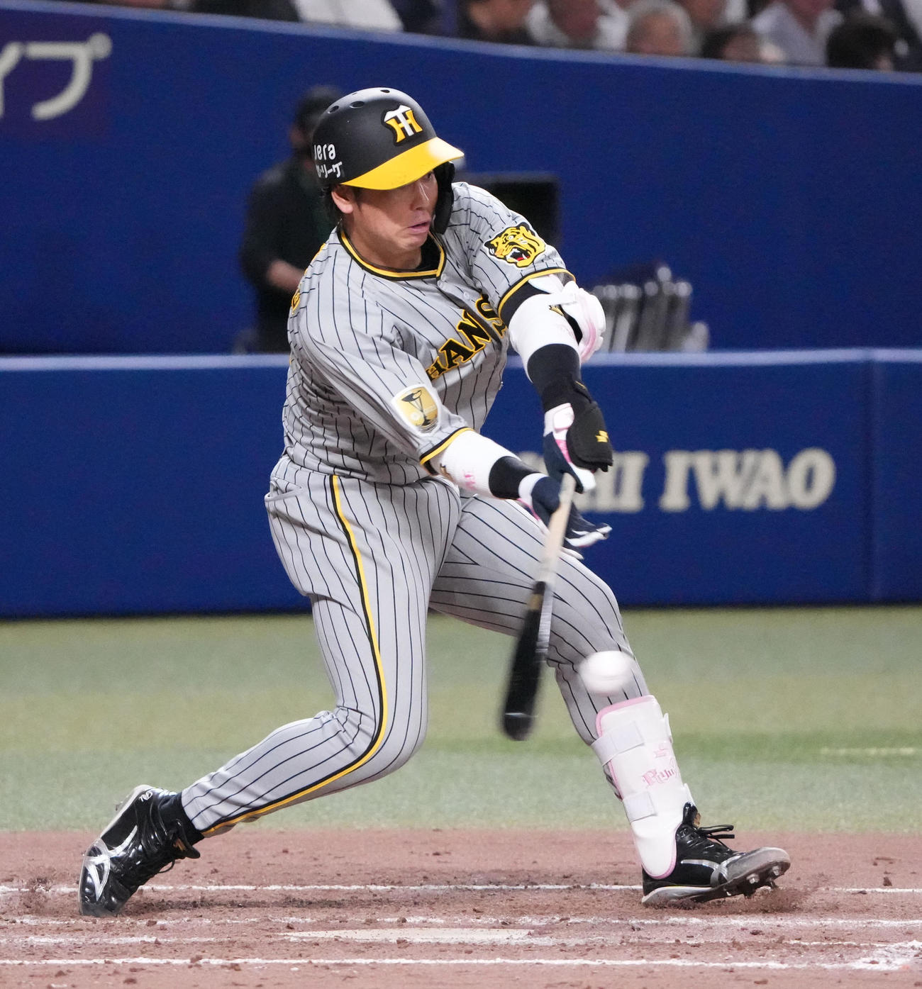 中日対阪神　4回表阪神無死一、二塁、二塁適時内野安打を放つ梅野（撮影・森本幸一）