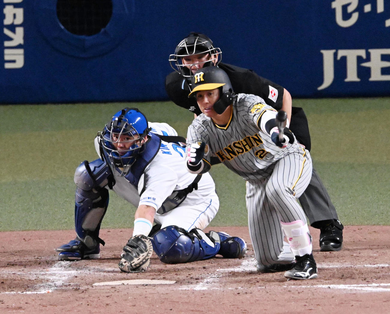 中日対阪神　4回表阪神無死一、二塁、梅野は二塁適時内野安打を放つ（撮影・前岡正明）
