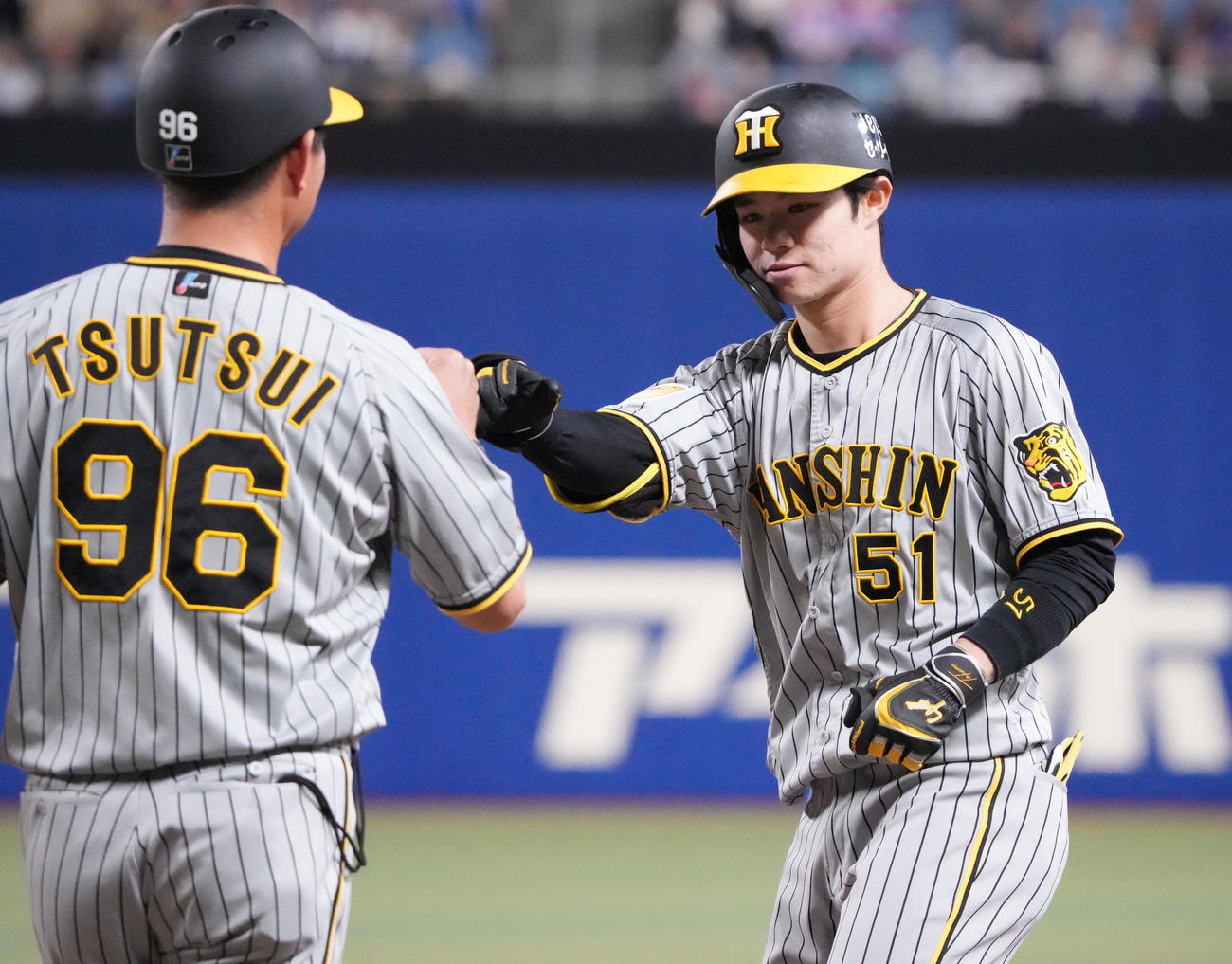 中日対阪神　1回表阪神無死一塁、右前打を放った中野（右）（撮影・森本幸一）