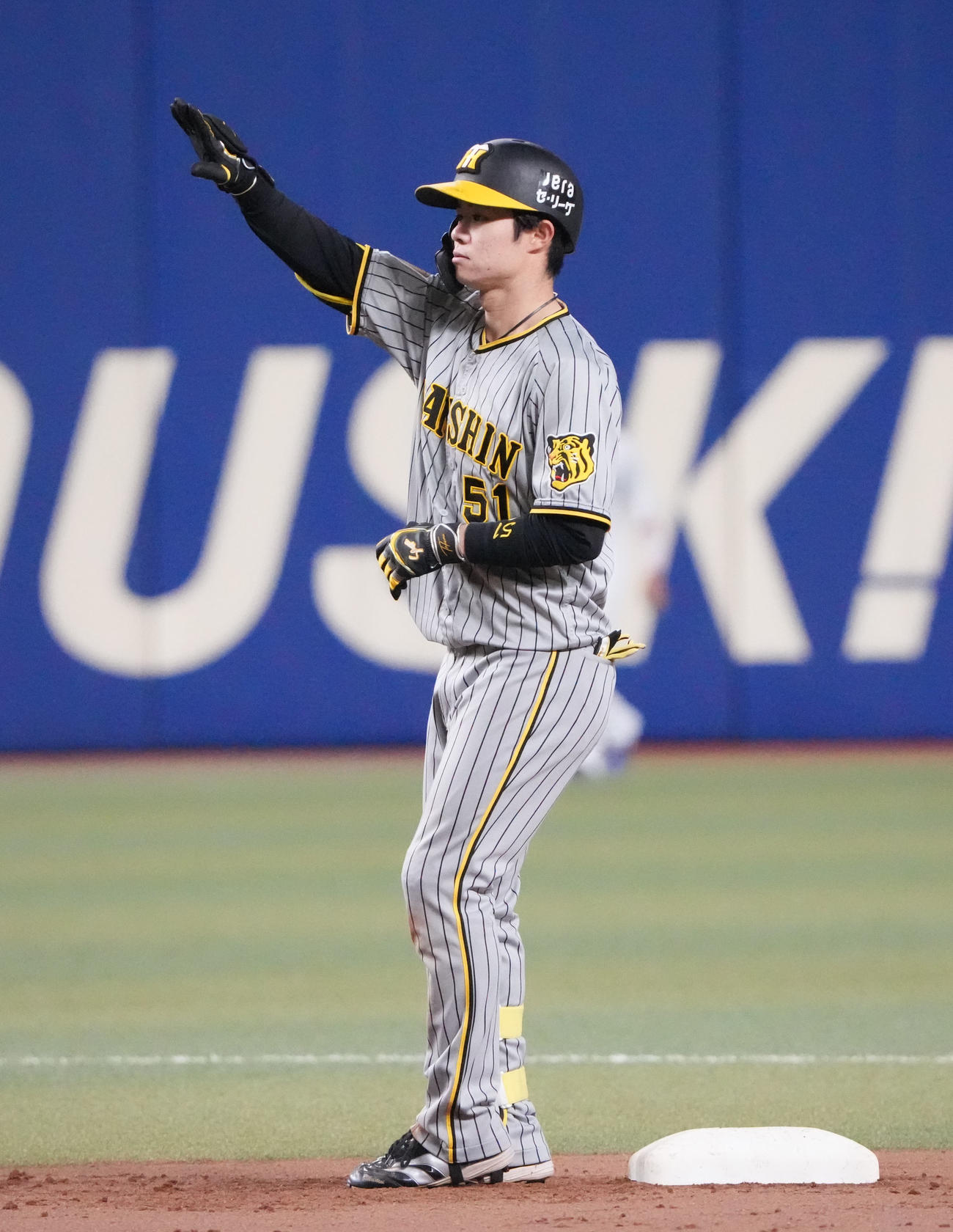 中日対阪神　4回表阪神1死満塁、中2点適時二塁打を放った中野（撮影・森本幸一）
