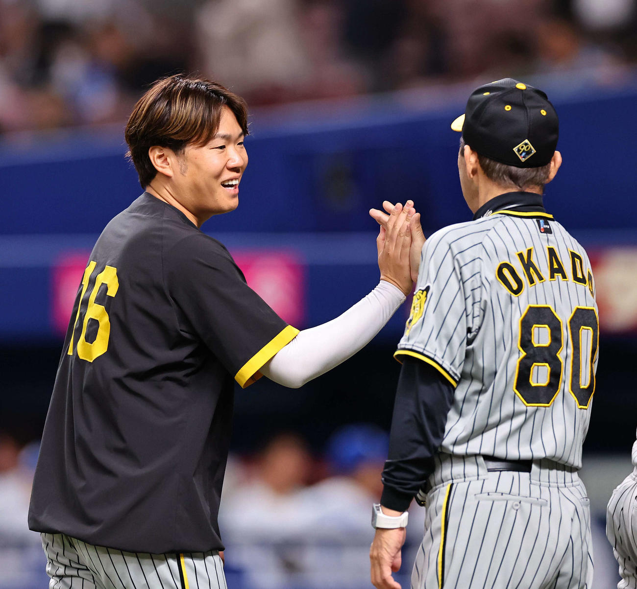 中日対阪神　今季初勝利した西勇（左）は岡田監督とタッチする（撮影・上田博志）
