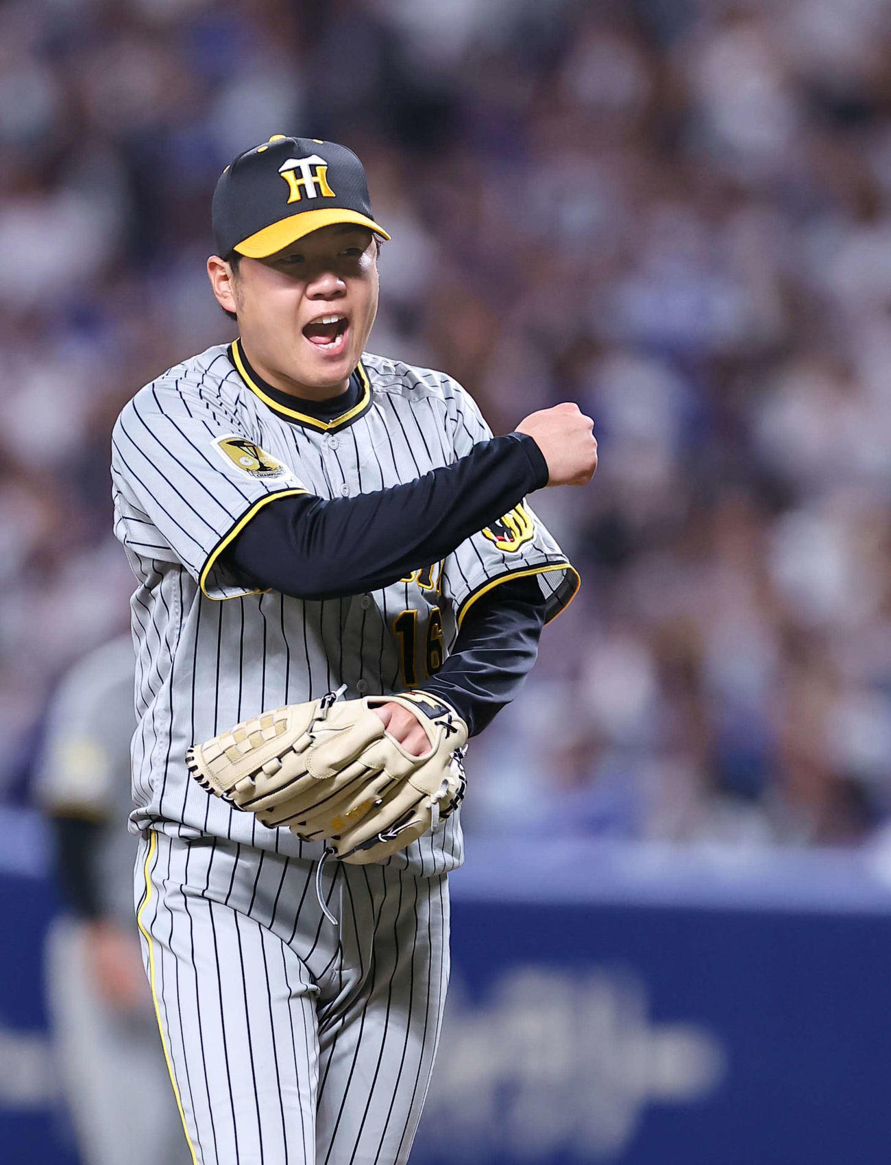 中日対阪神　5回裏中日2死二、三塁、石川昂から三振を奪いガッツポーズをする西勇（撮影・上田博志）