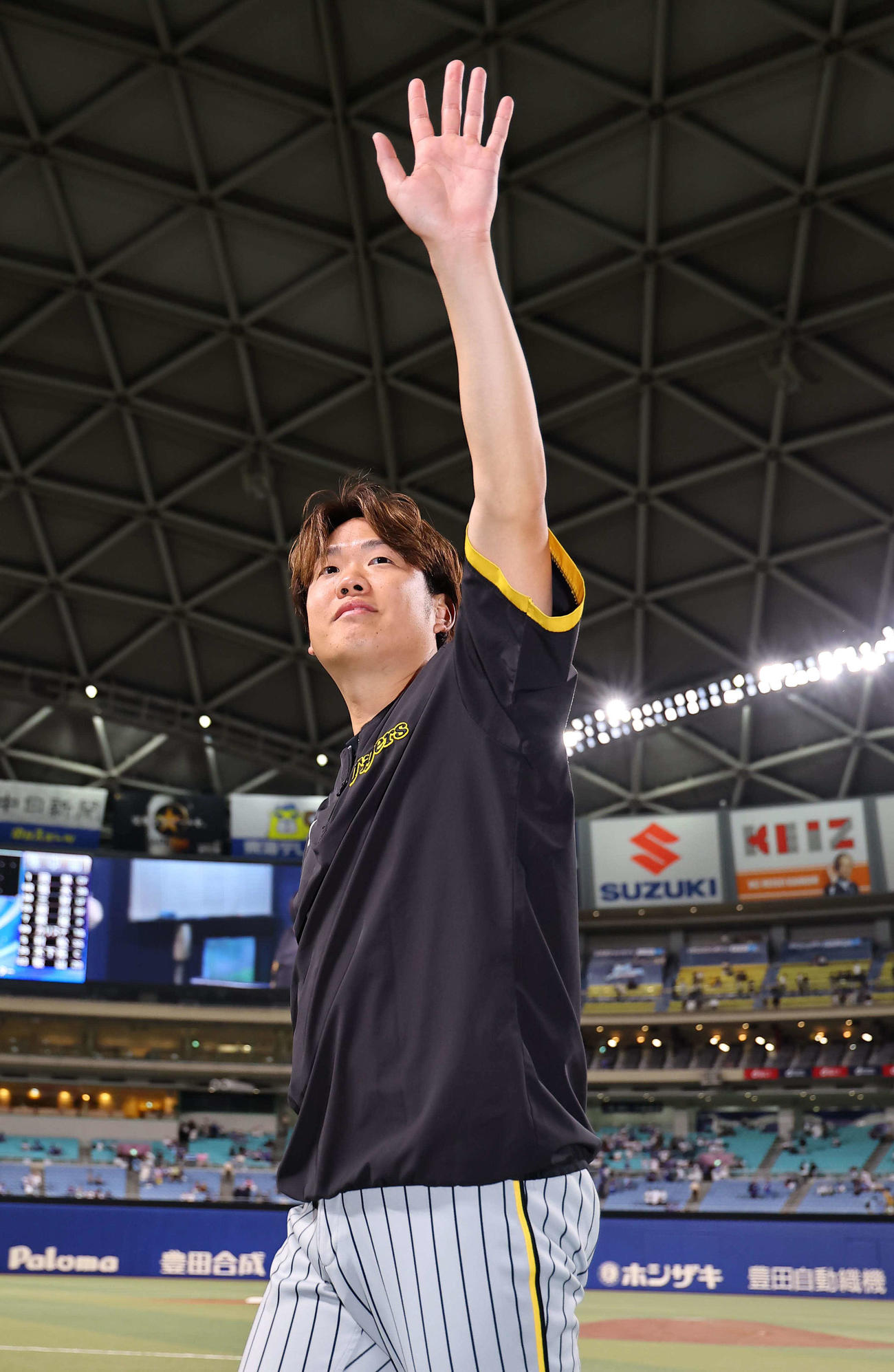 中日対阪神　ヒーローインタビューを終えファンの歓声に手を上げて応える西勇（撮影・上田博志）