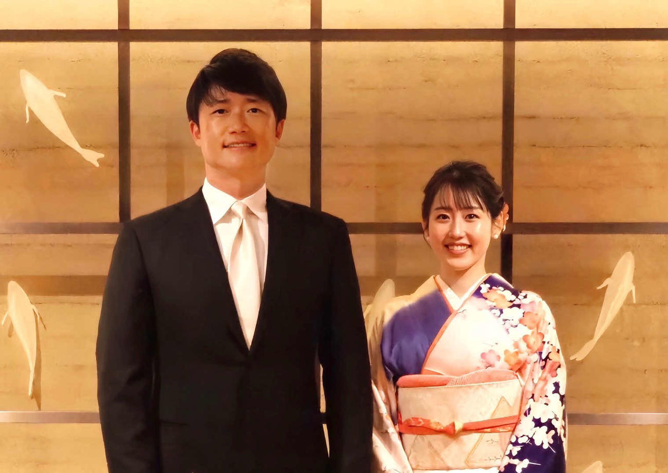 結婚した広島新井良太2軍打撃コーチ（左）と河村綾奈アナウンサー（写真は新井コーチ提供）