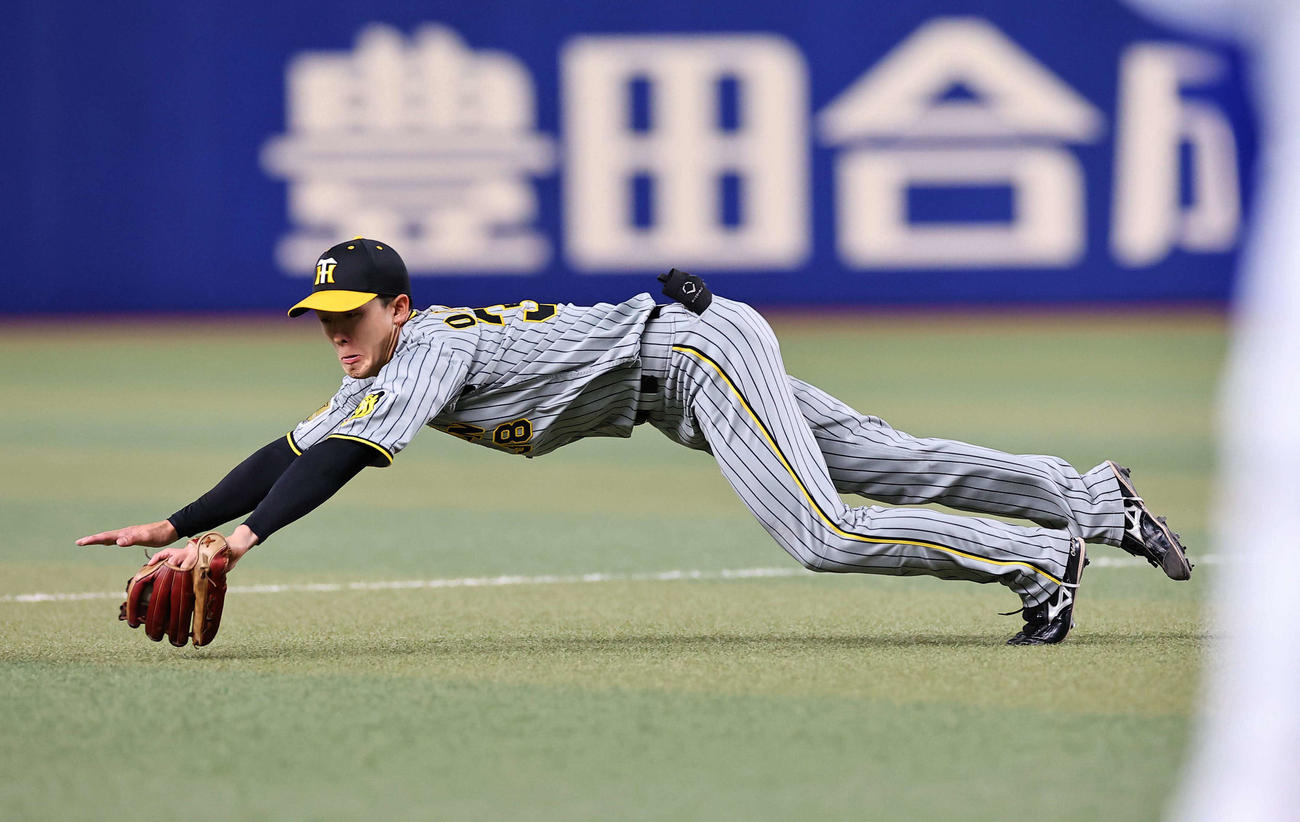 中日対阪神　6回裏中日無死一塁、小幡は村松の打球に飛びつき遊ゴロに仕留める（撮影・上田博志）