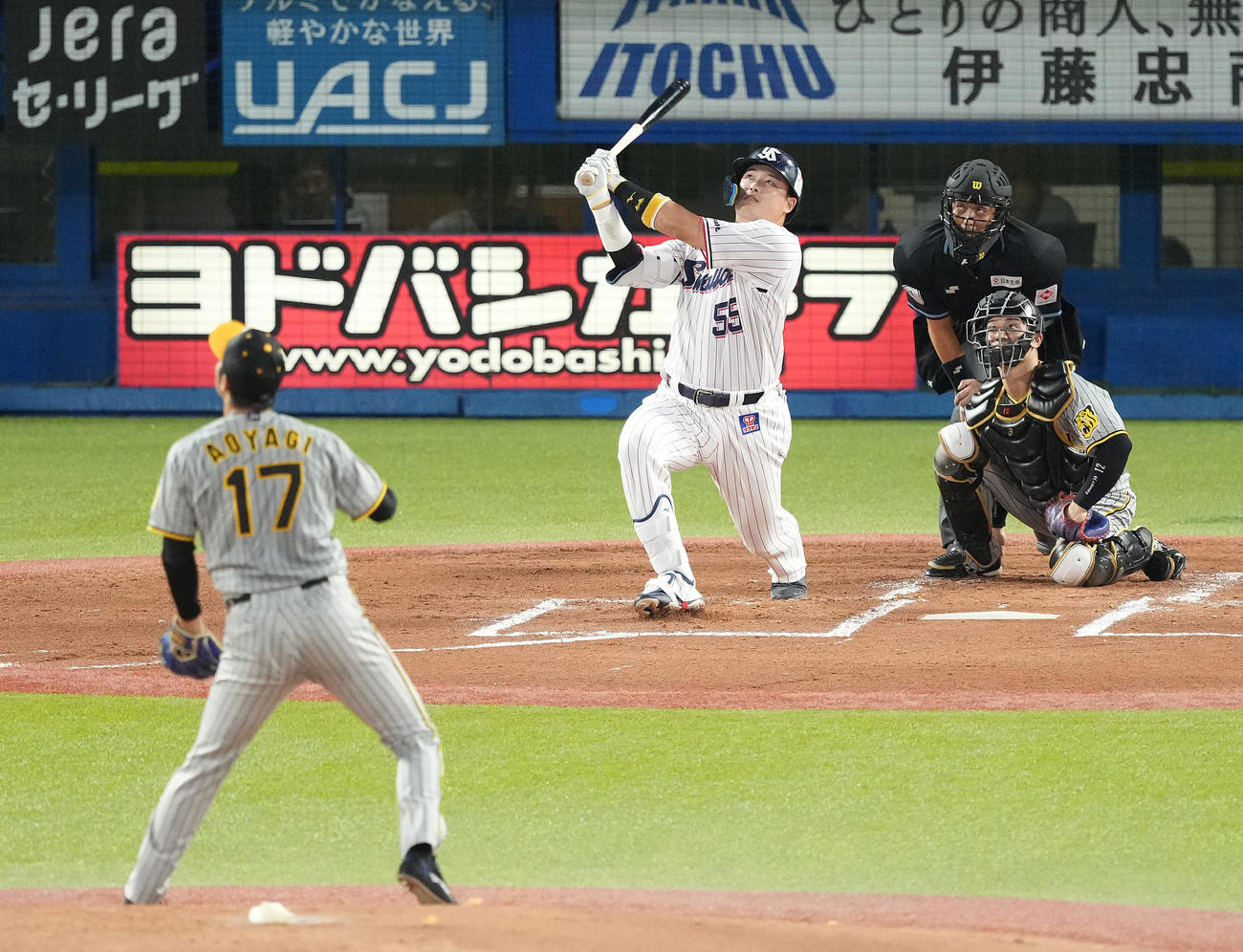 阪神青柳から本塁打を放つヤクルト村上（2023年9月2日撮影）