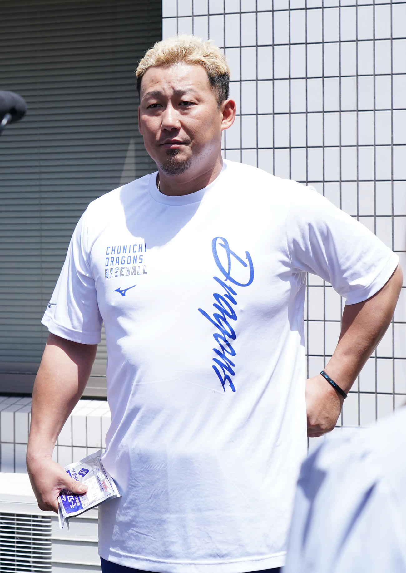 ナゴヤ球場を訪れ治療後、取材に応じる中田（撮影・森本幸一）