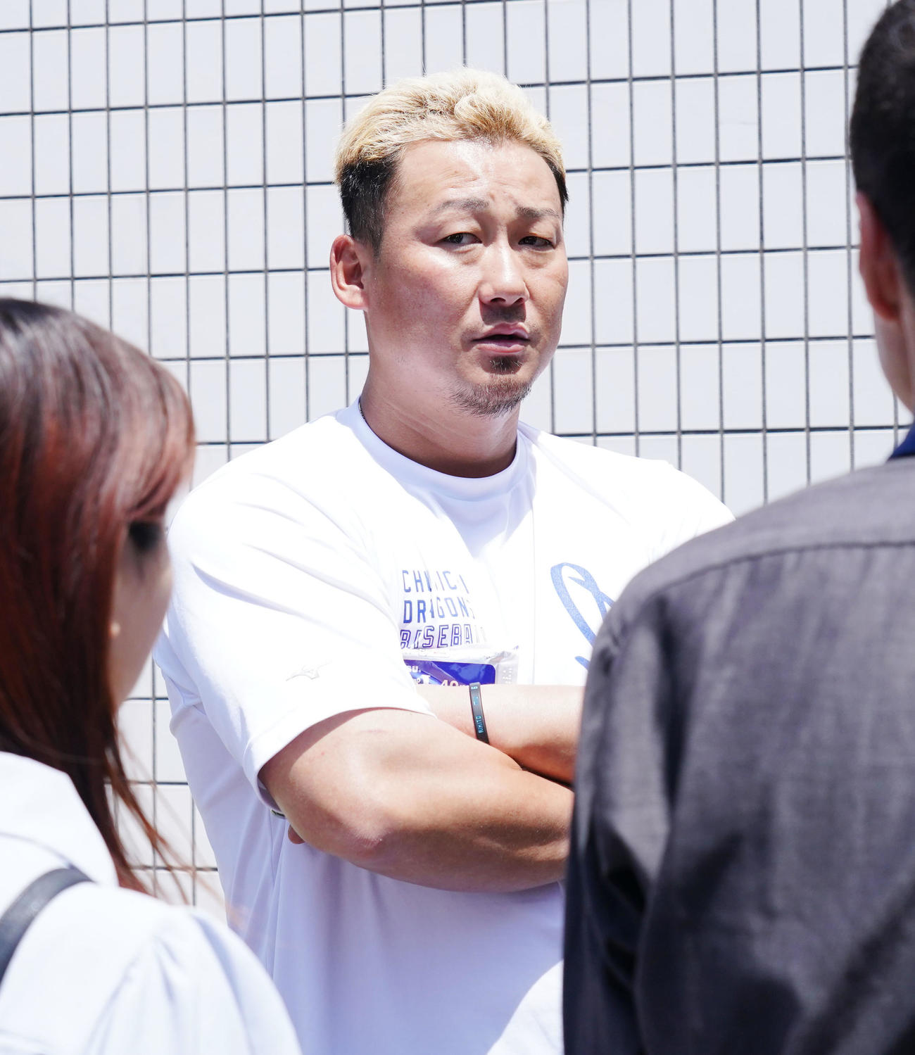 ナゴヤ球場を訪れ治療後、取材に応じる中田（撮影・森本幸一）
