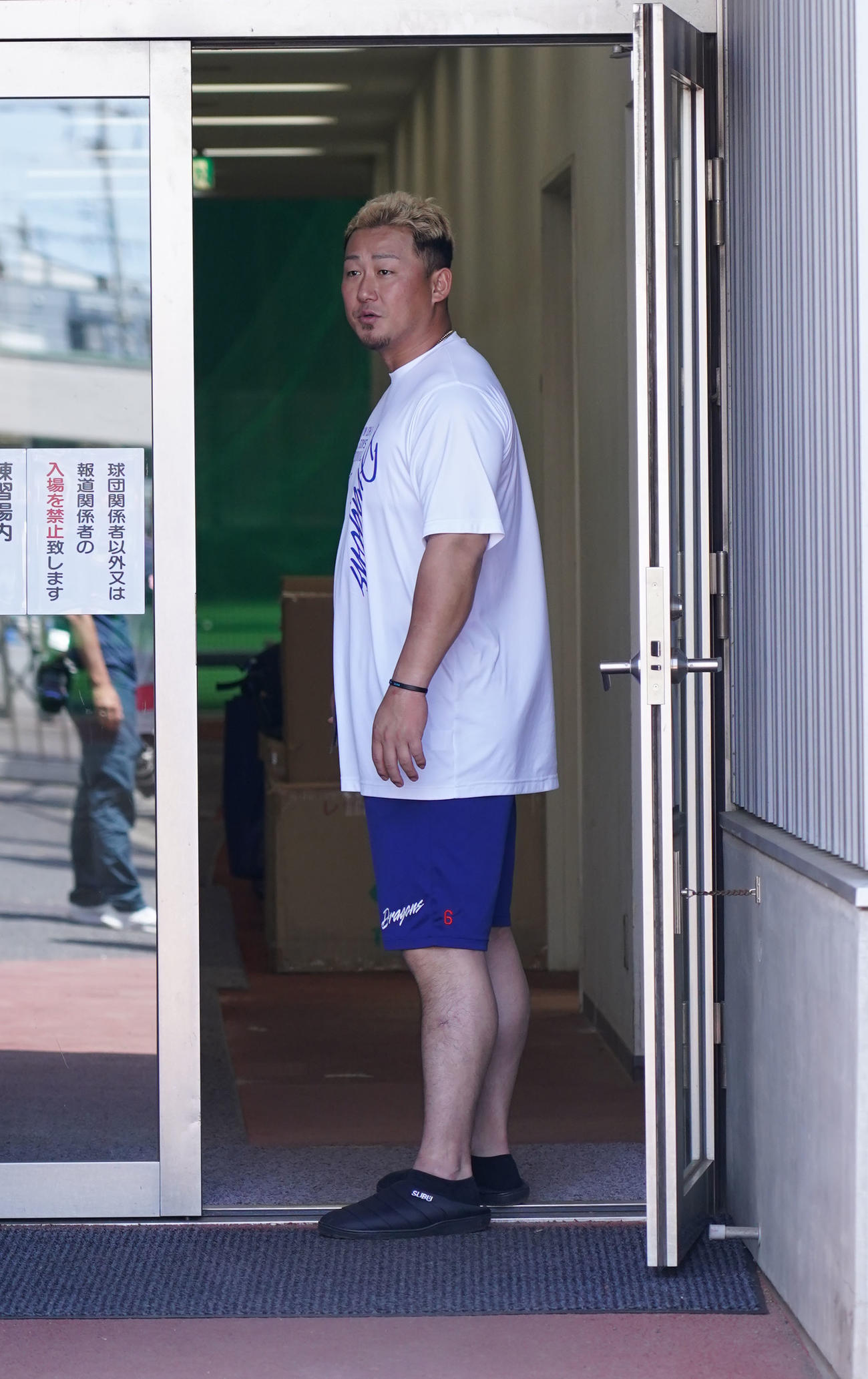 治療のためナゴヤ球場の球団施設に訪れた中田（撮影・森本幸一）