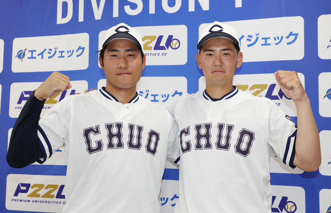 中大対亜大　勝利し、ガッツポーズする中大・岩城（左）と今村（撮影・宮地輝）