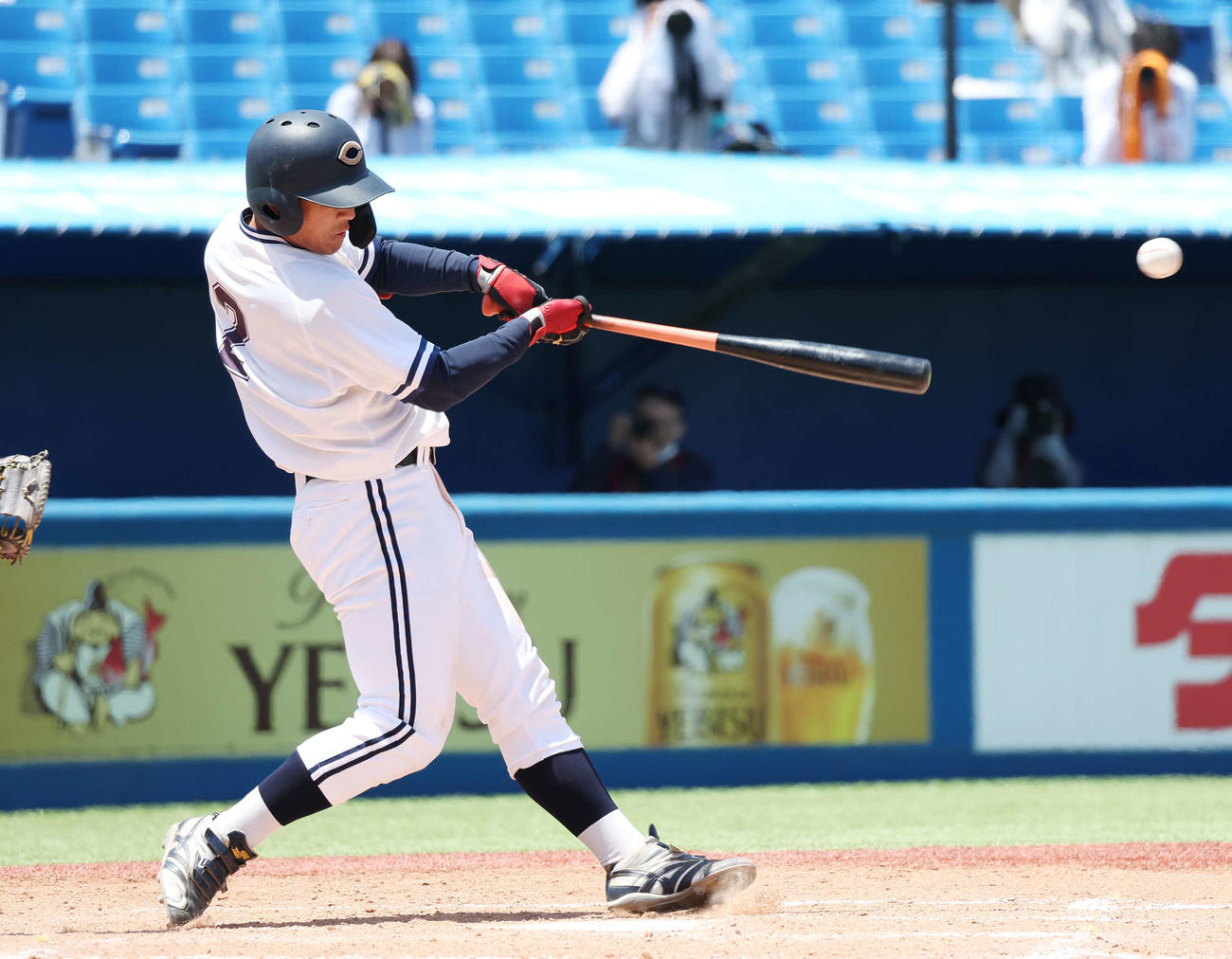 中大対亜大　8回表中大1死一、三塁、左前適時打を放つ繁永（撮影・宮地輝）