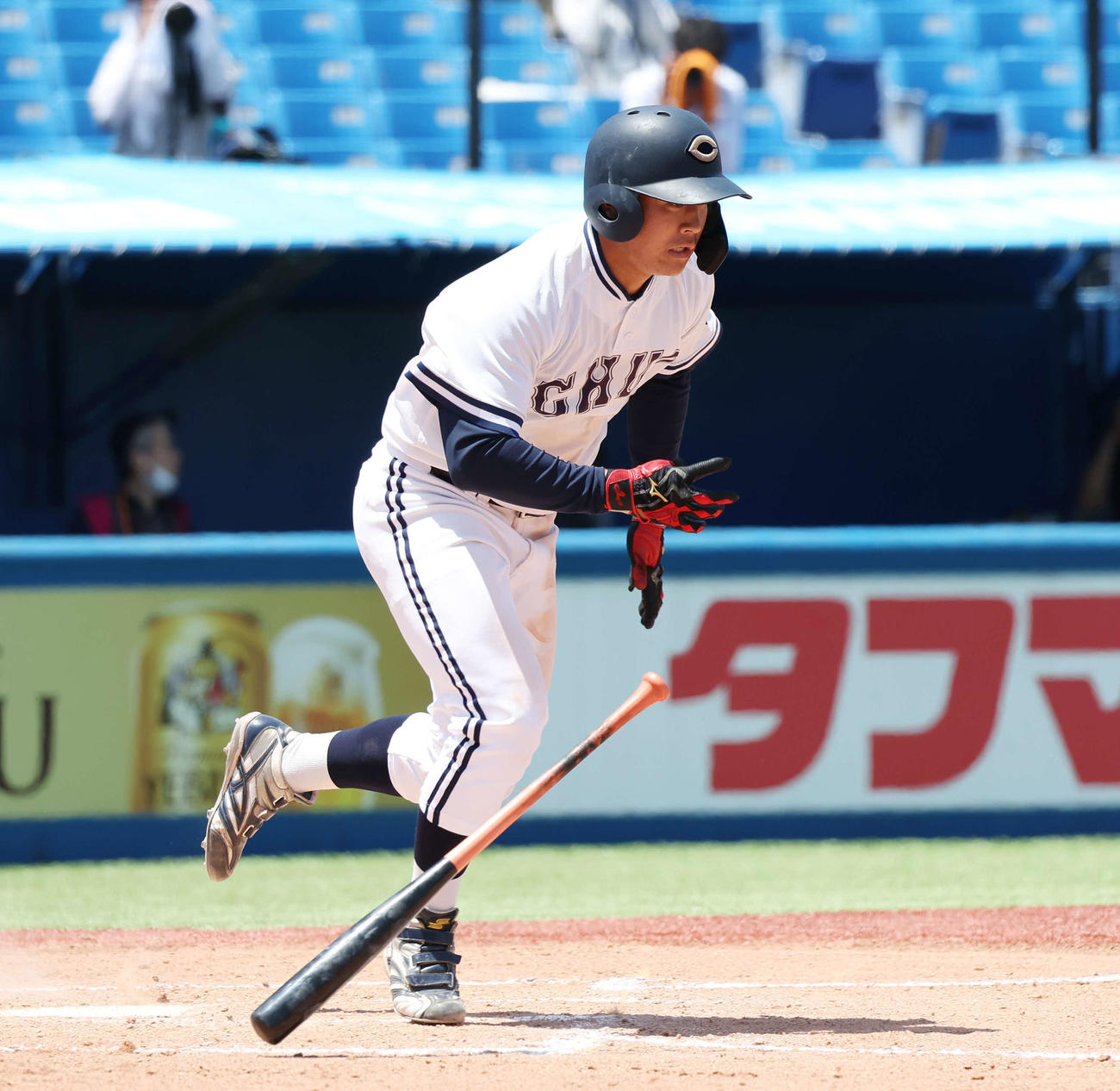 中大対亜大　8回表中大1死一、三塁、左前適時打を放つ繁永（撮影・宮地輝）