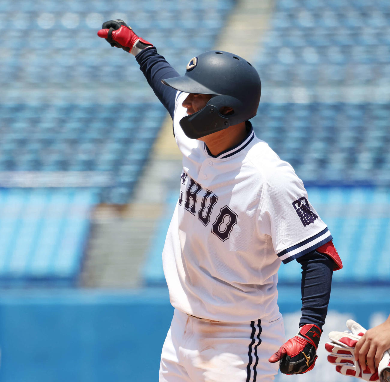 中大対亜大　8回表中大1死一、三塁、左前適時打を放ち、ガッツポーズする繁永（撮影・宮地輝）