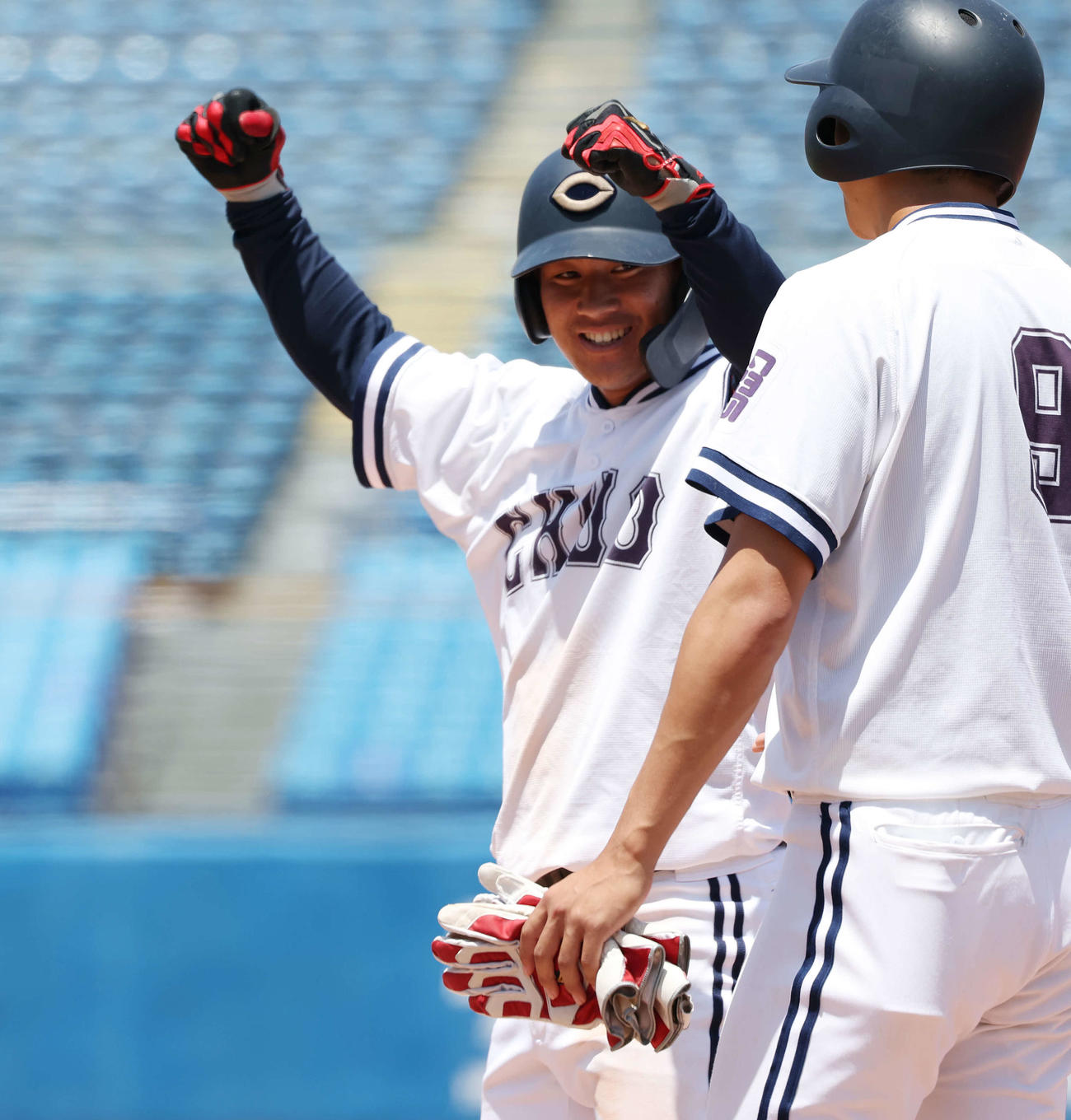 中大対亜大　8回表中大1死一、三塁、左前適時打を放ち、ガッツポーズする繁永（撮影・宮地輝）
