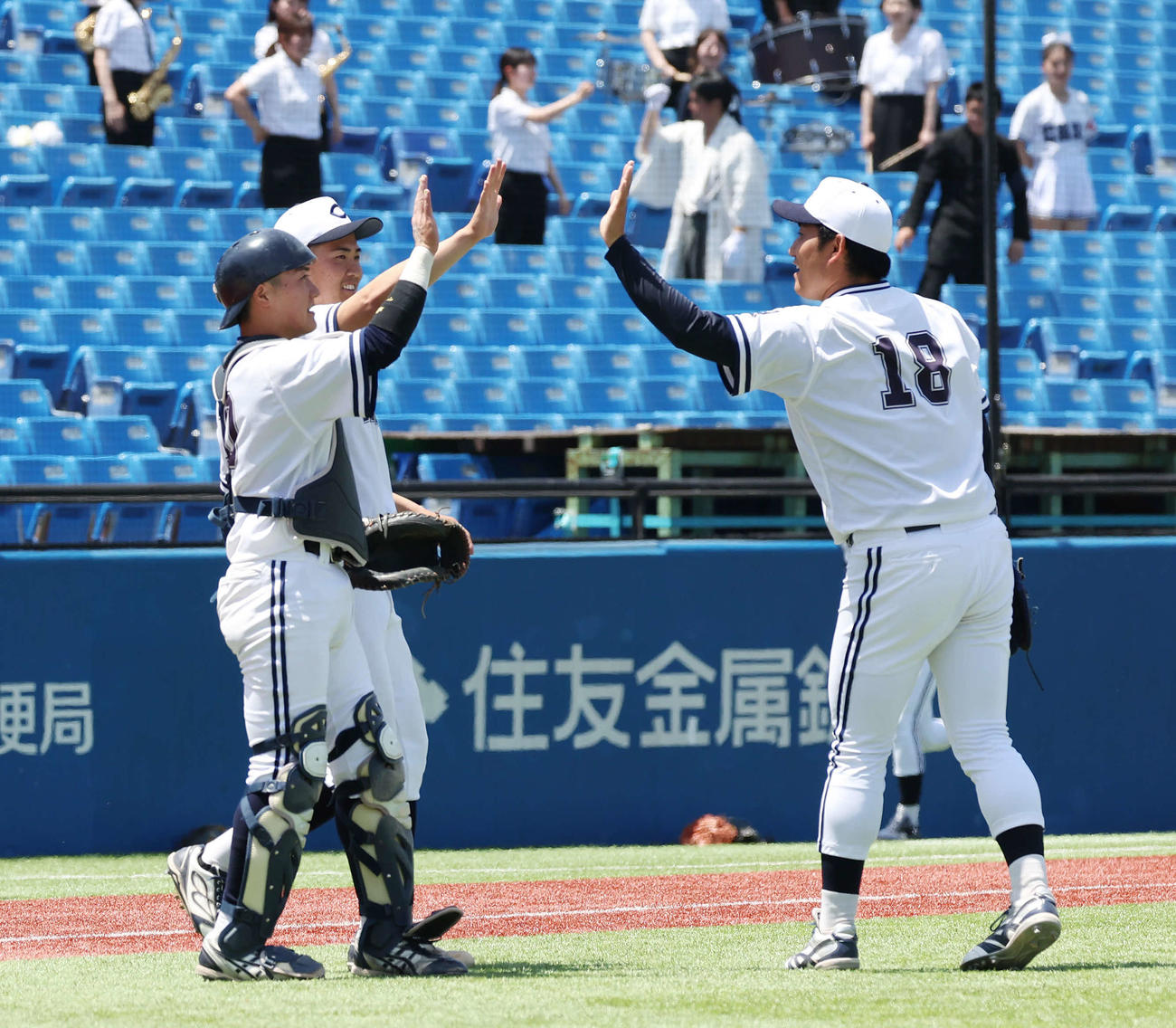 中大対亜大　勝利のタッチを交わす中大の選手たち（撮影・宮地輝）